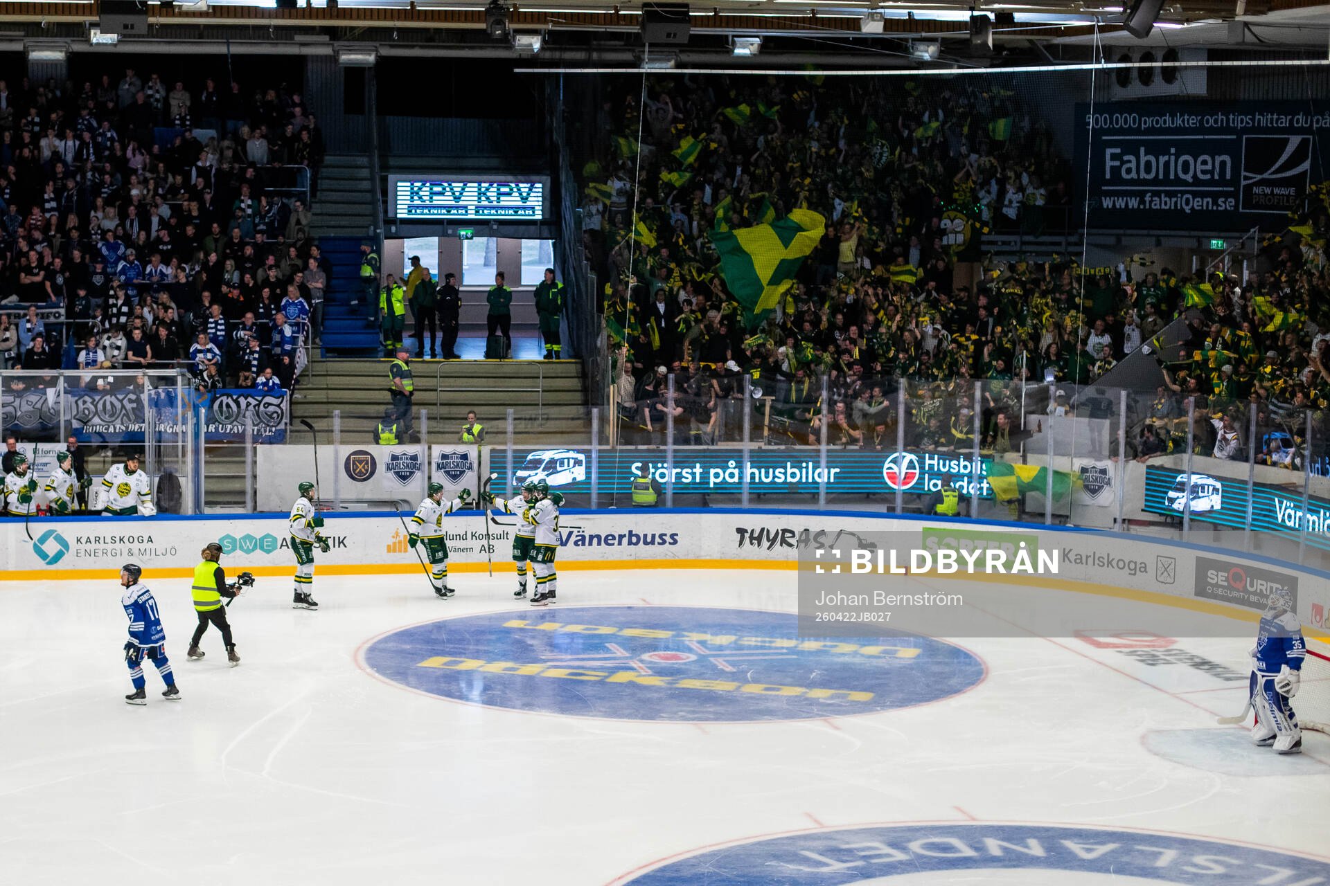 Björklövens Albin Lundin jublar med lagkamrater