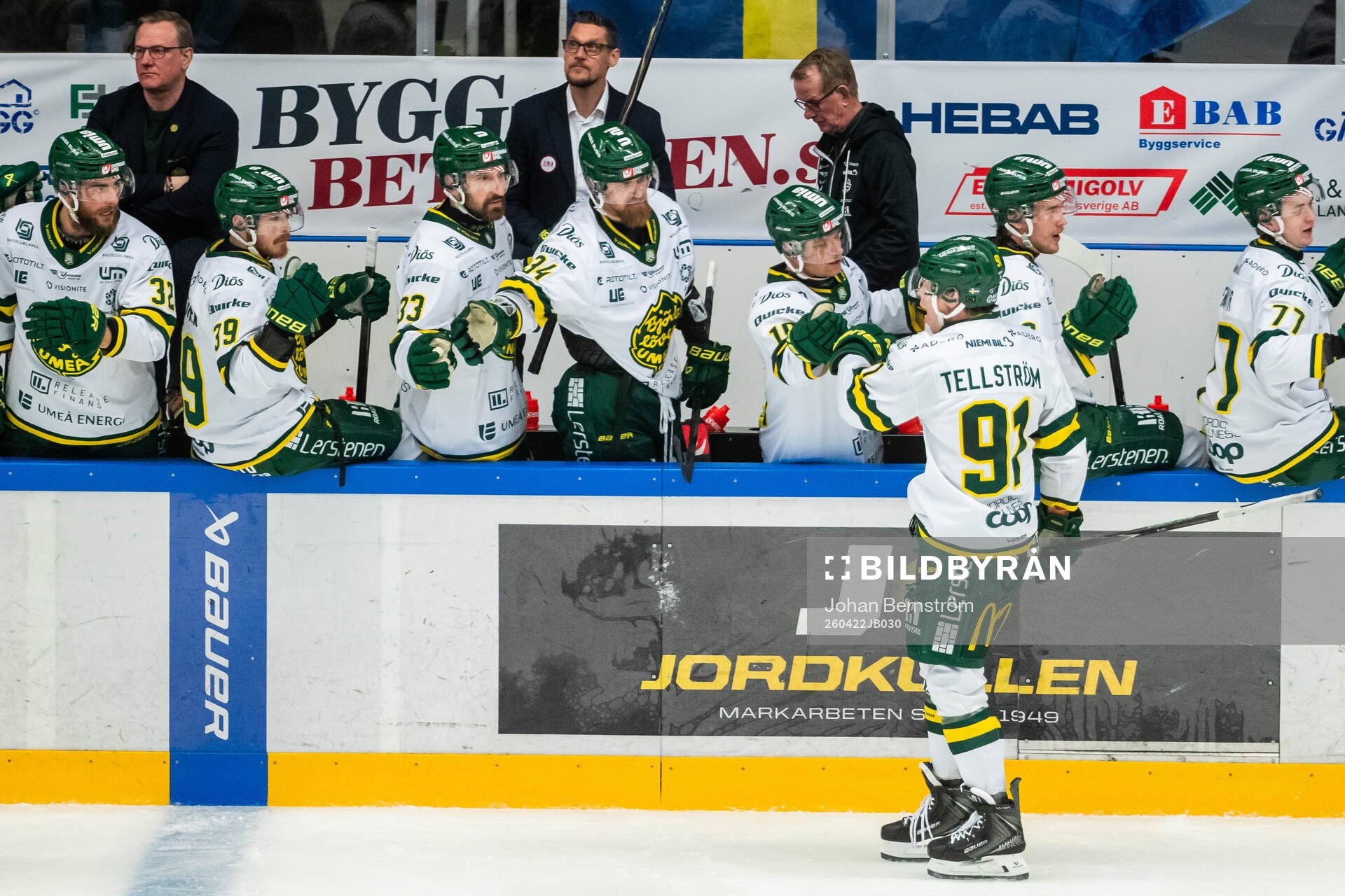 Björklövens Oscar Tellström jublar med lagkamrater
