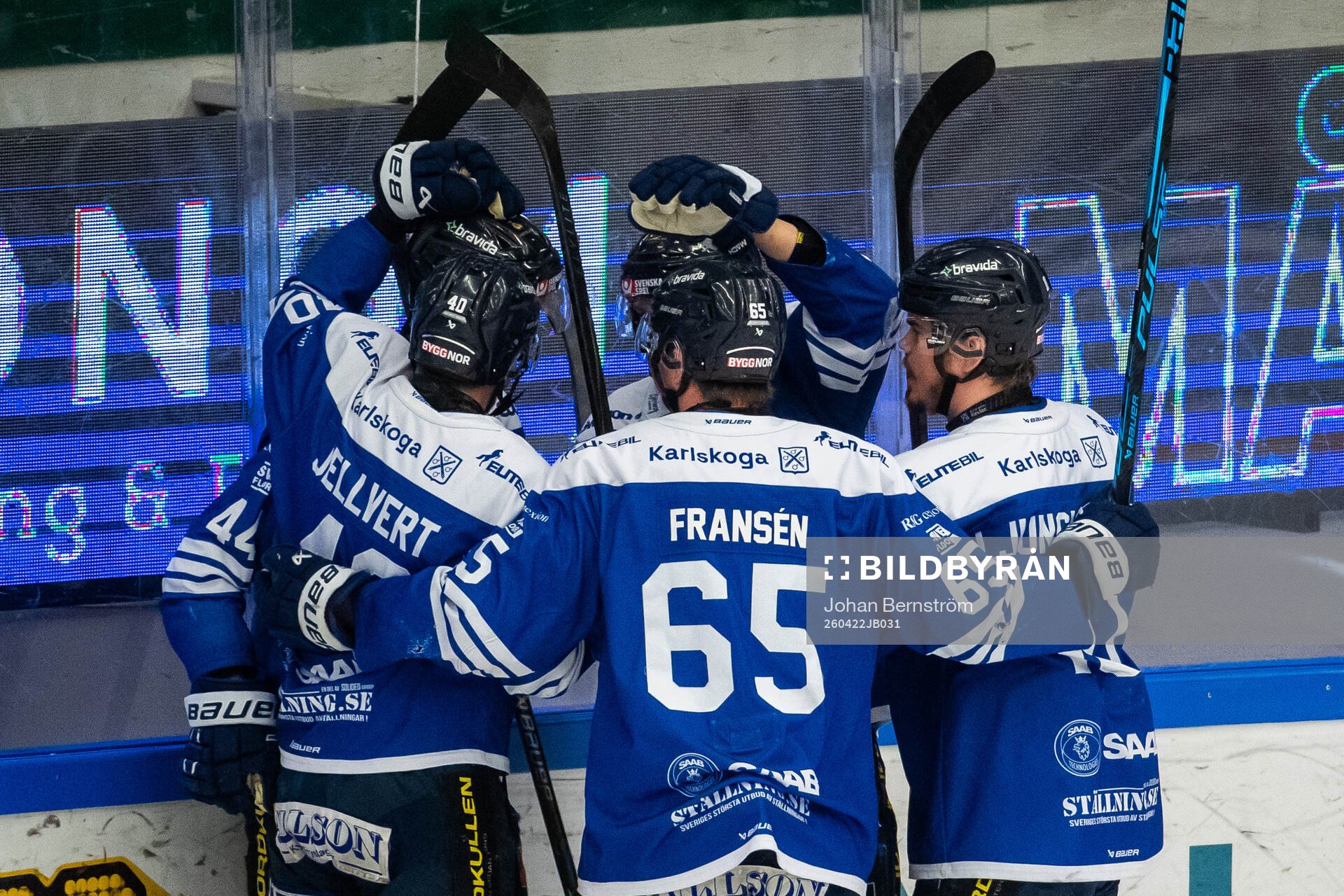 Karlskogas Jonatan Harju jublar med lagkamrater