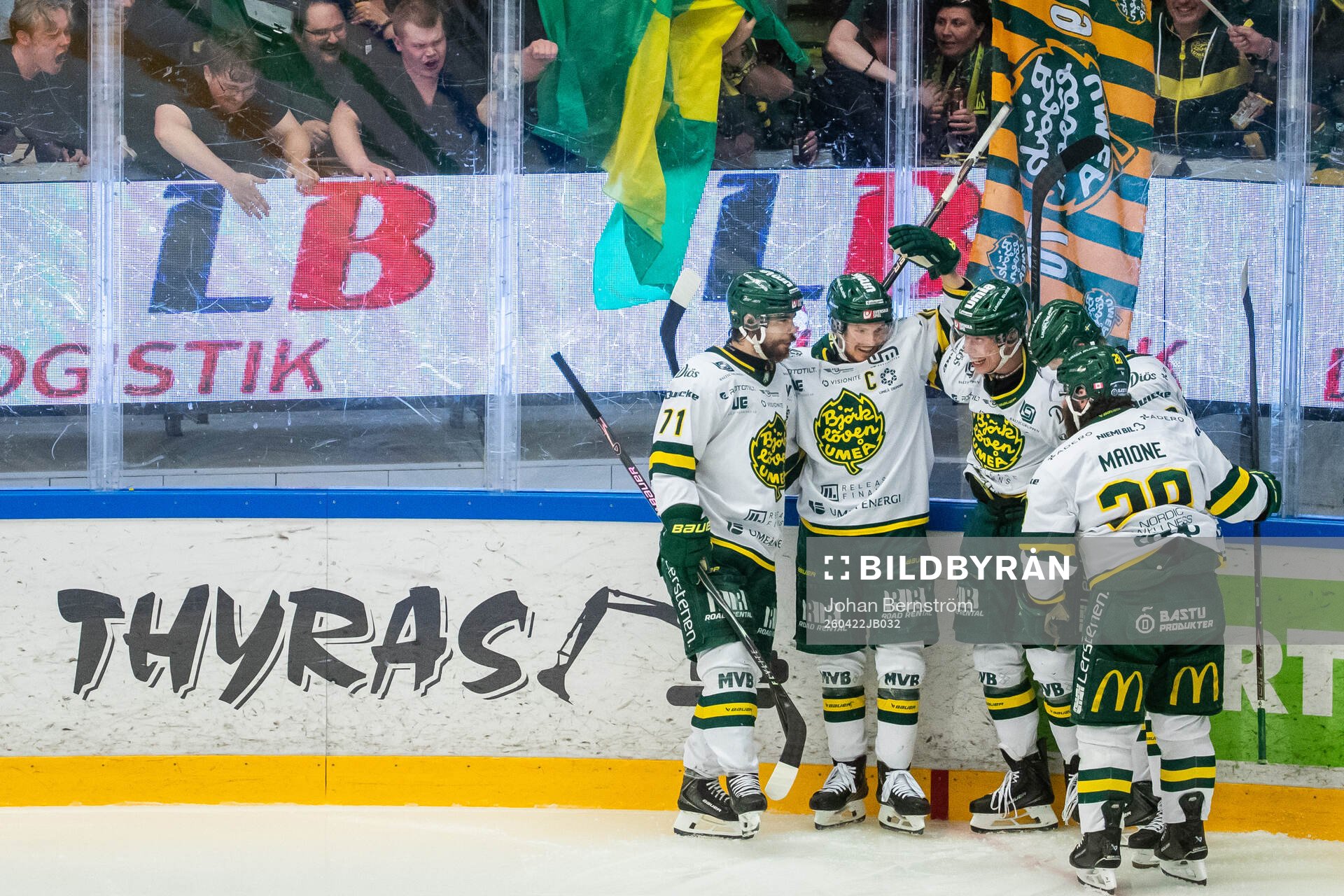 Björklövens Oscar Tellström jublar med lagkamrater