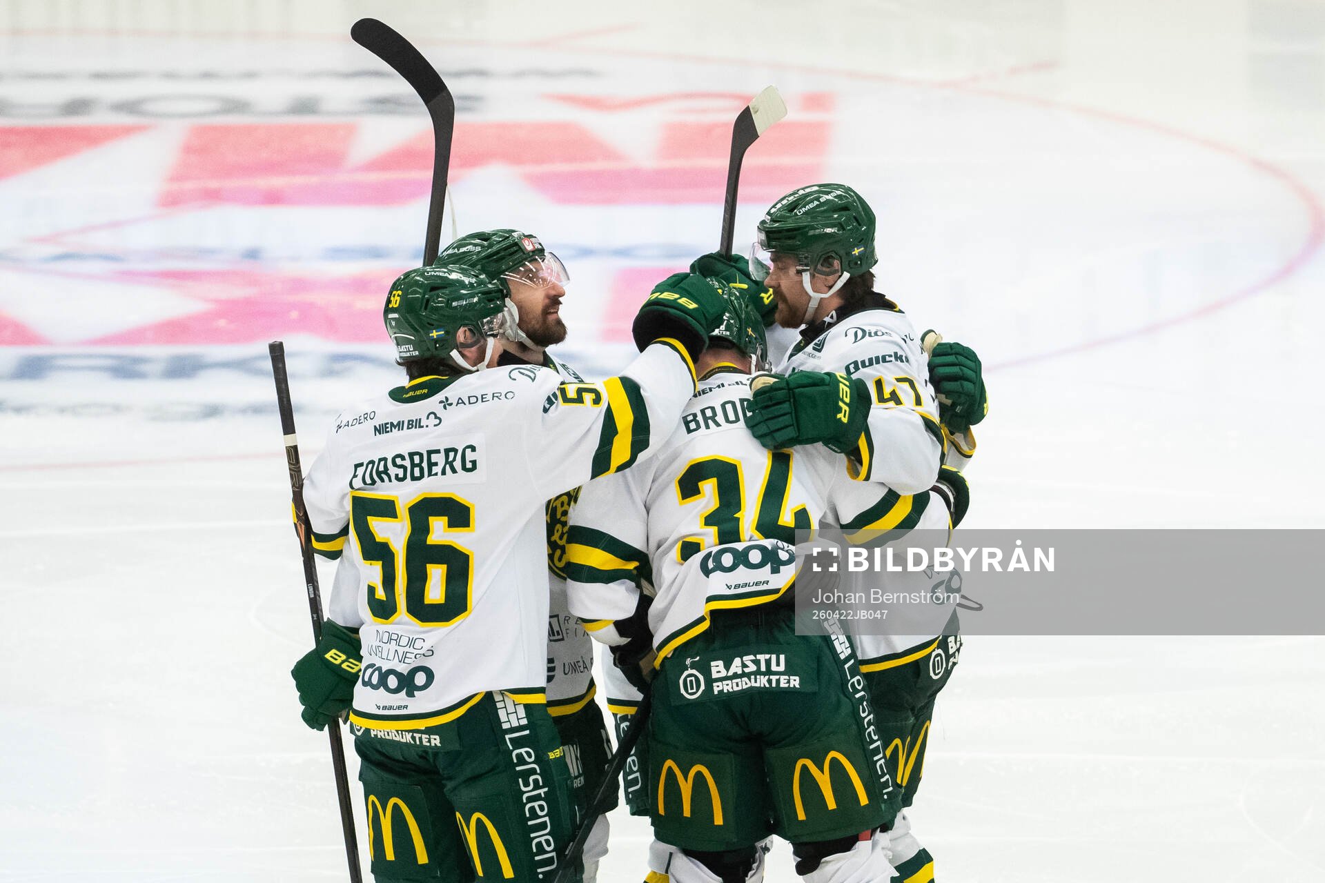 Björklövens Daniel Brodin och Fredrik Forsberg jublar med