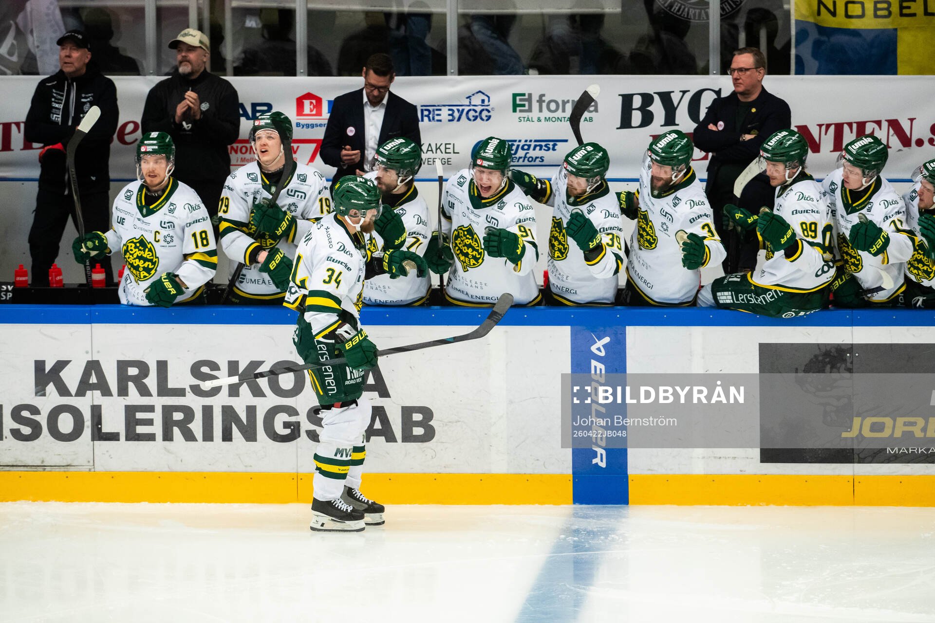 Björklövens Daniel Brodin jublar med lagkamrater