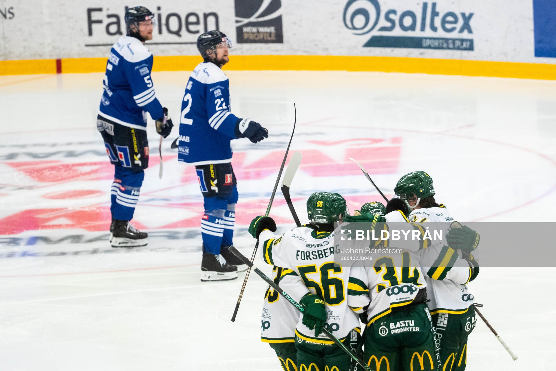 Björklövens Daniel Brodin och Fredrik Forsberg jublar med