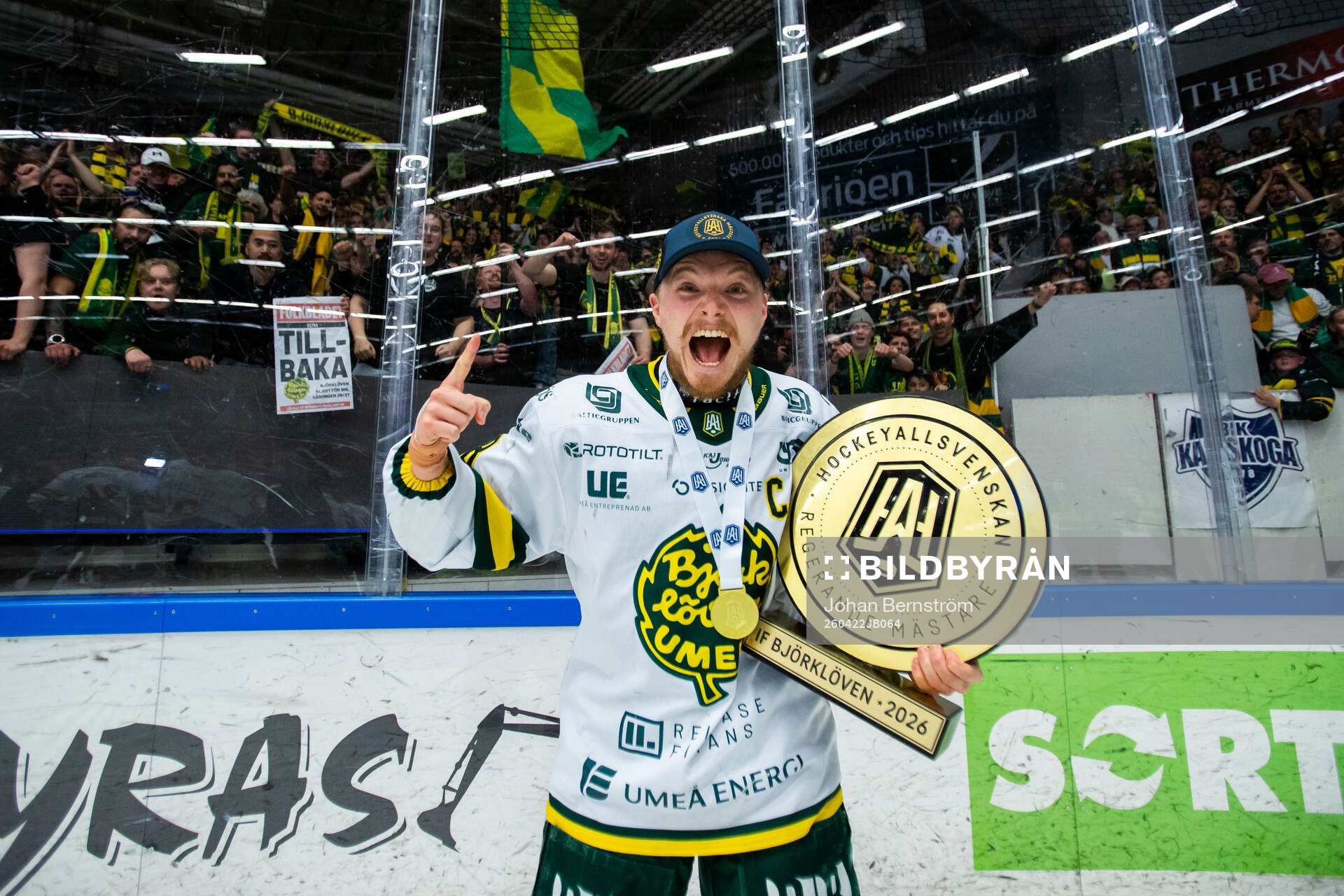 Björklövens Axel Ottosson jublar med pokalen