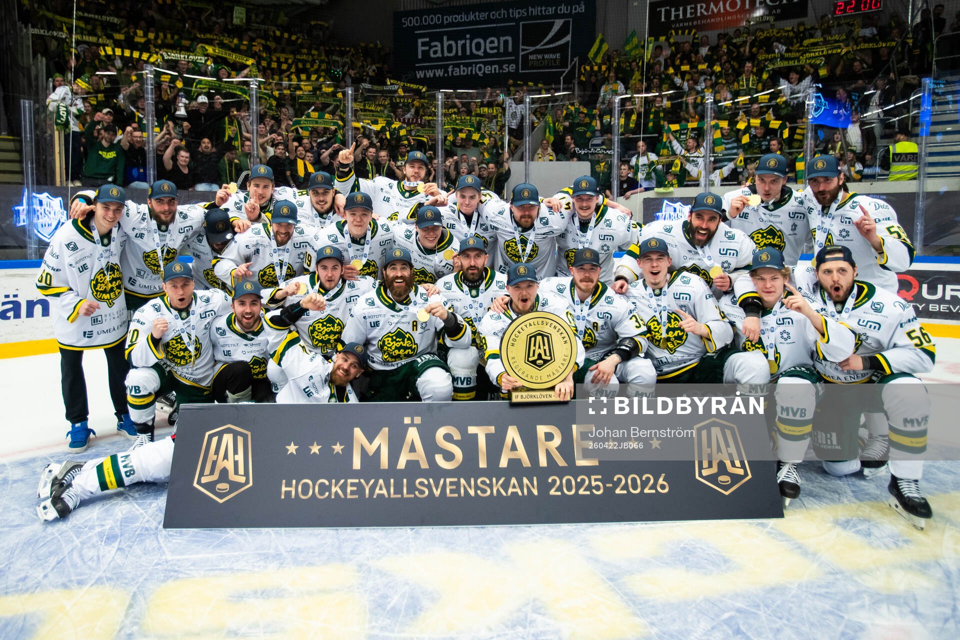 Björklövens spelare jublar med pokalen