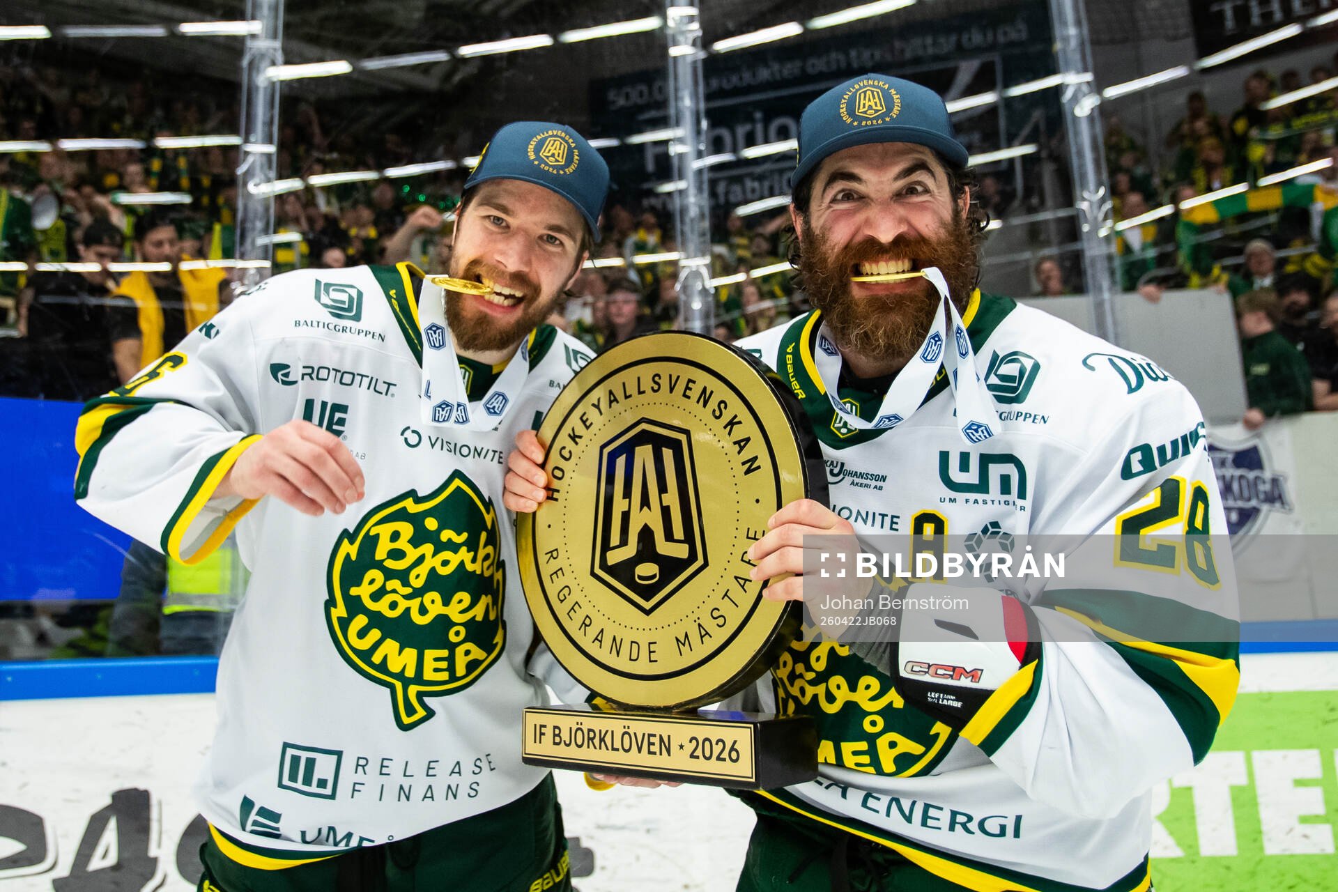 Björklövens Olli Vainio och Mathew Maione jublar med
