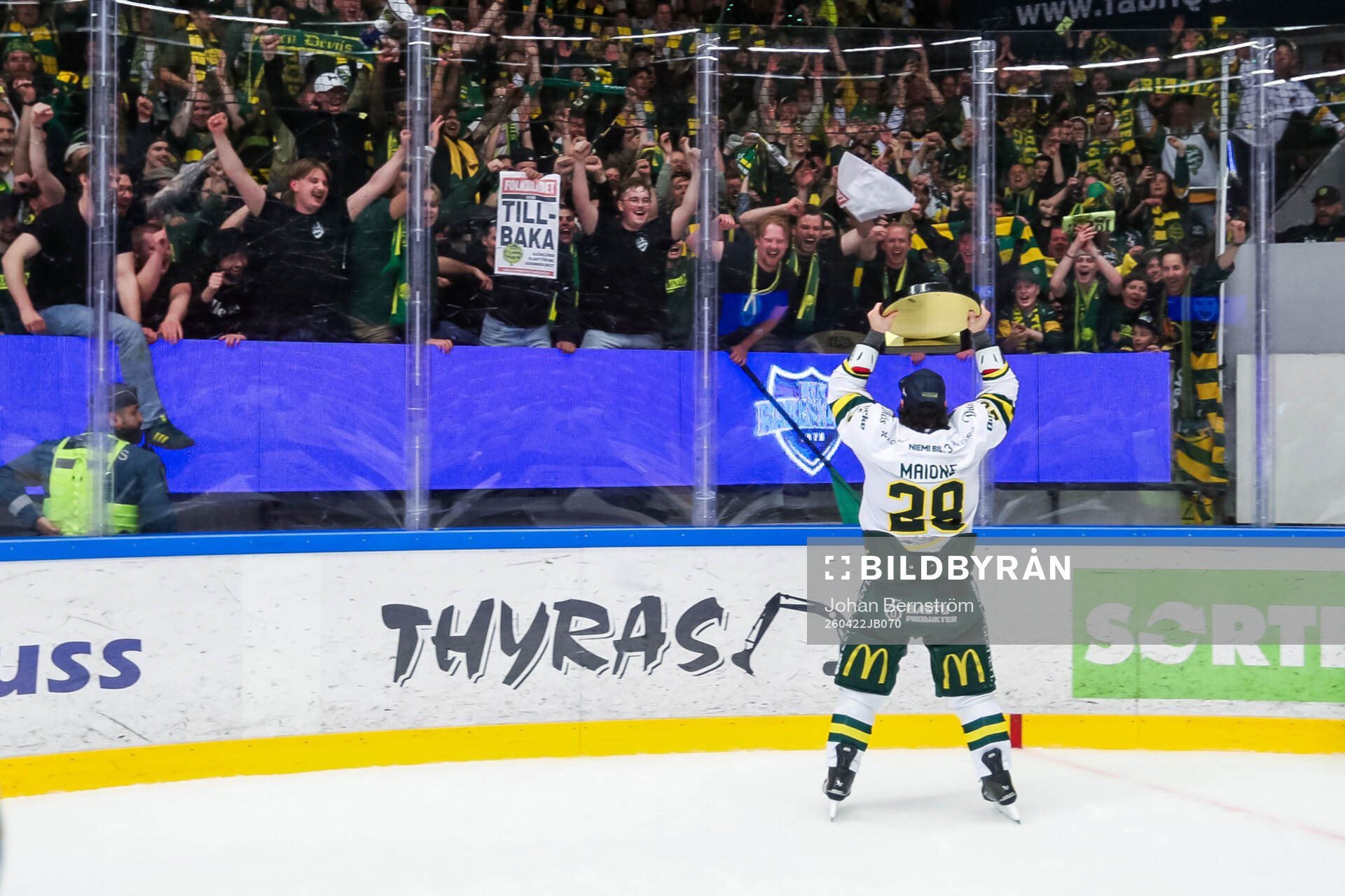 Björklövens Mathew Maione jublar med pokalen