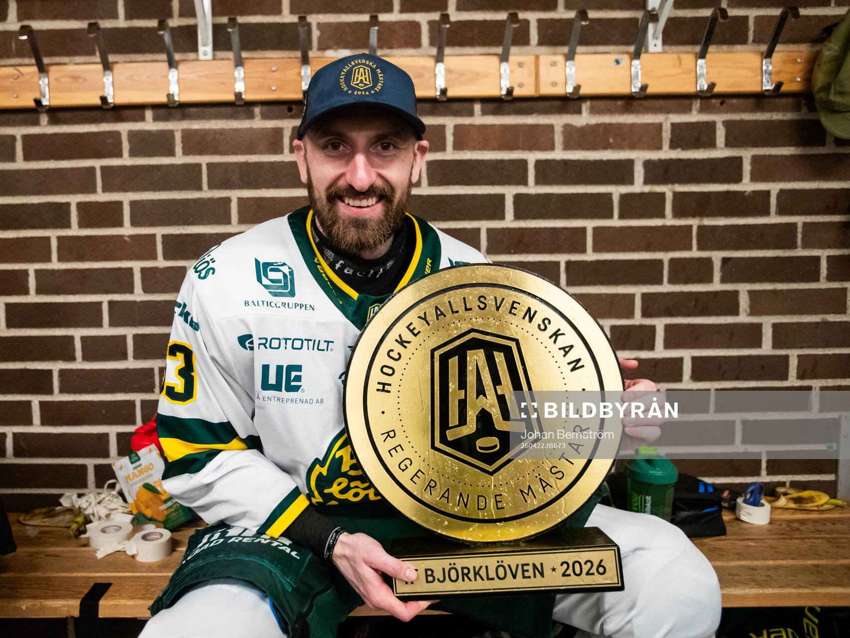 Björklövens Albin Lundin jublar med pokalen i