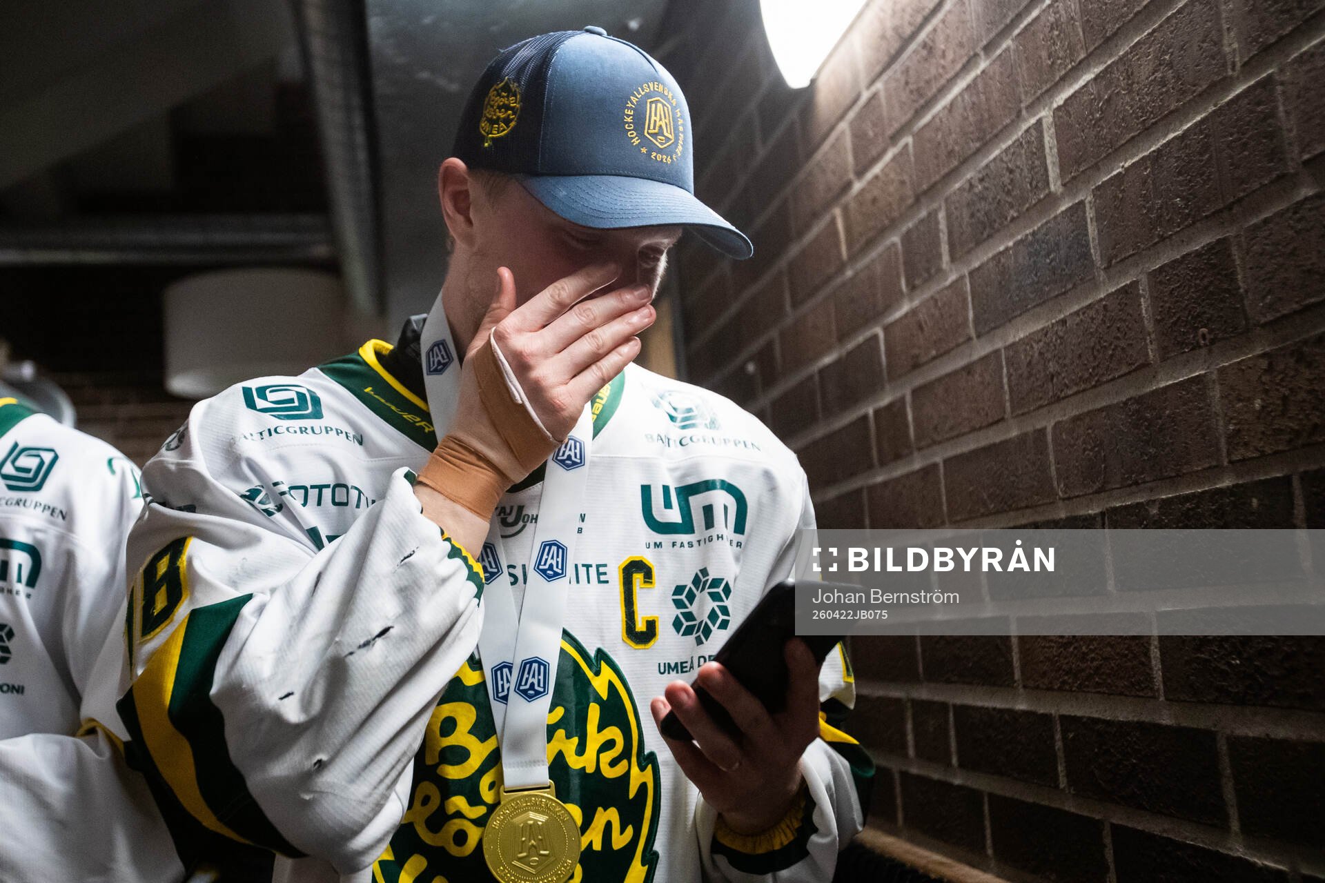 Björklövens Axel Ottosson pratar i telefon i