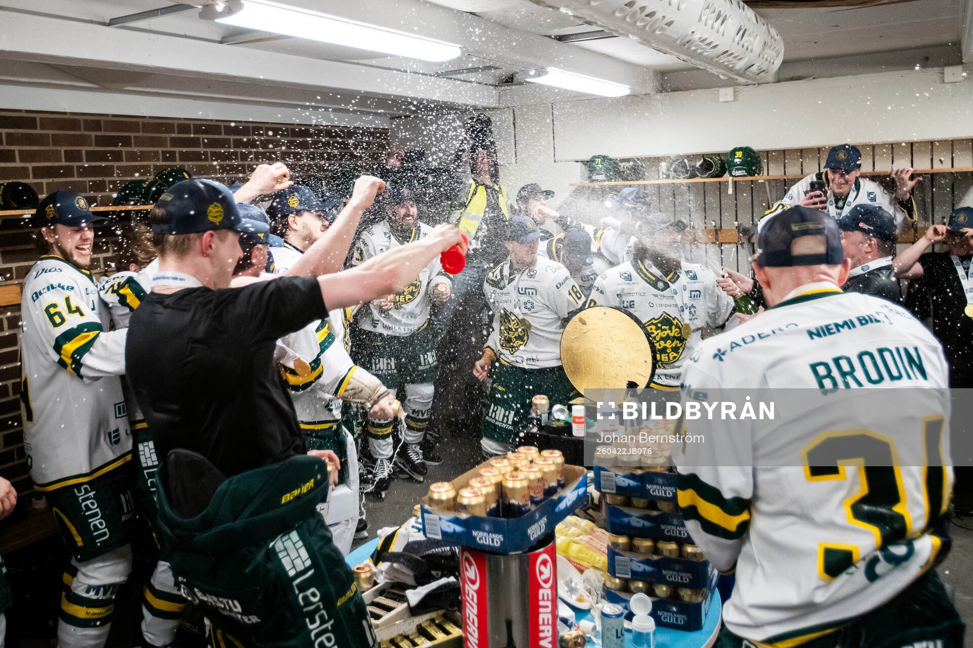 Björklövens spelare jublar i omklädningsrummet