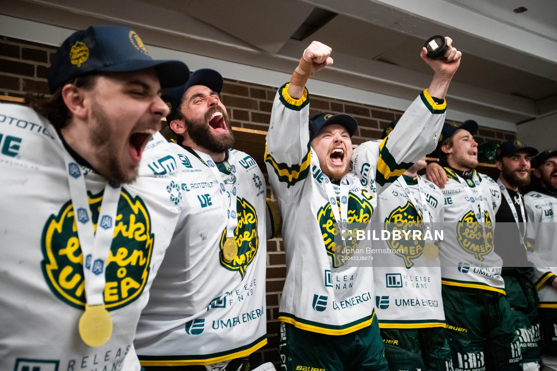 Björklövens Axel Ottosson jublar i omklädningsrummet