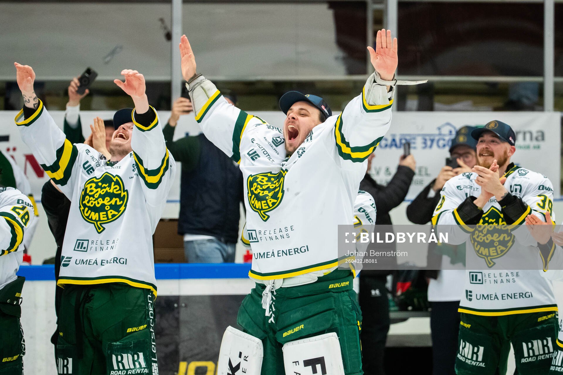 Björklövens målvakt Olle Eriksson Ek jublar