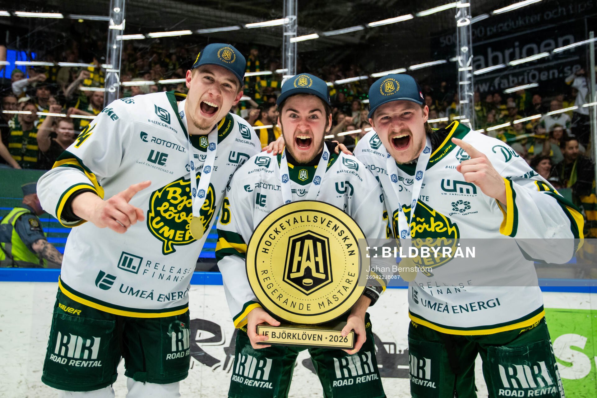 Björklövens Anton Malmström och lagkamrater jublar med