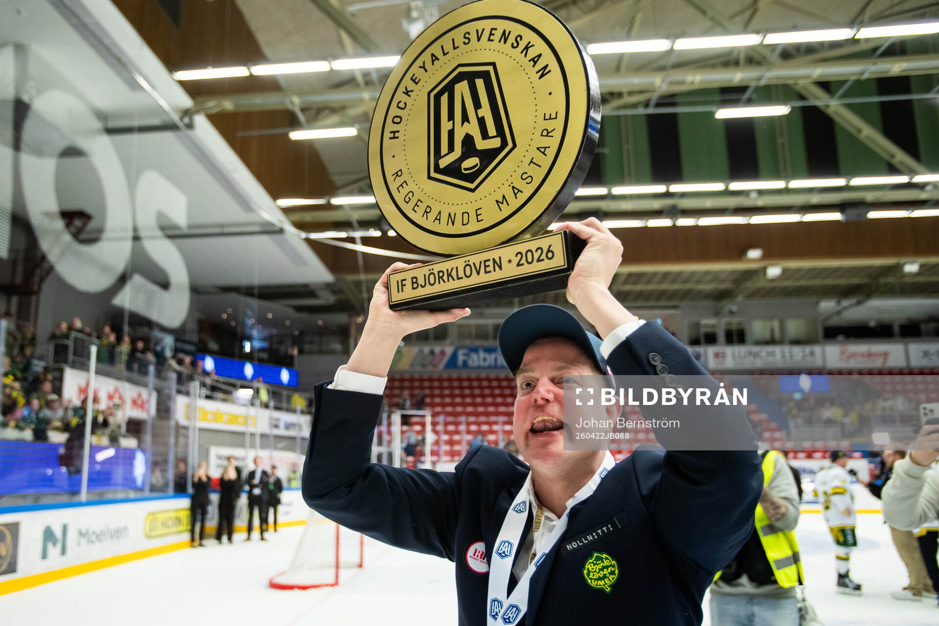Björklövens sportchef Per Kenttä jublar med pokalen