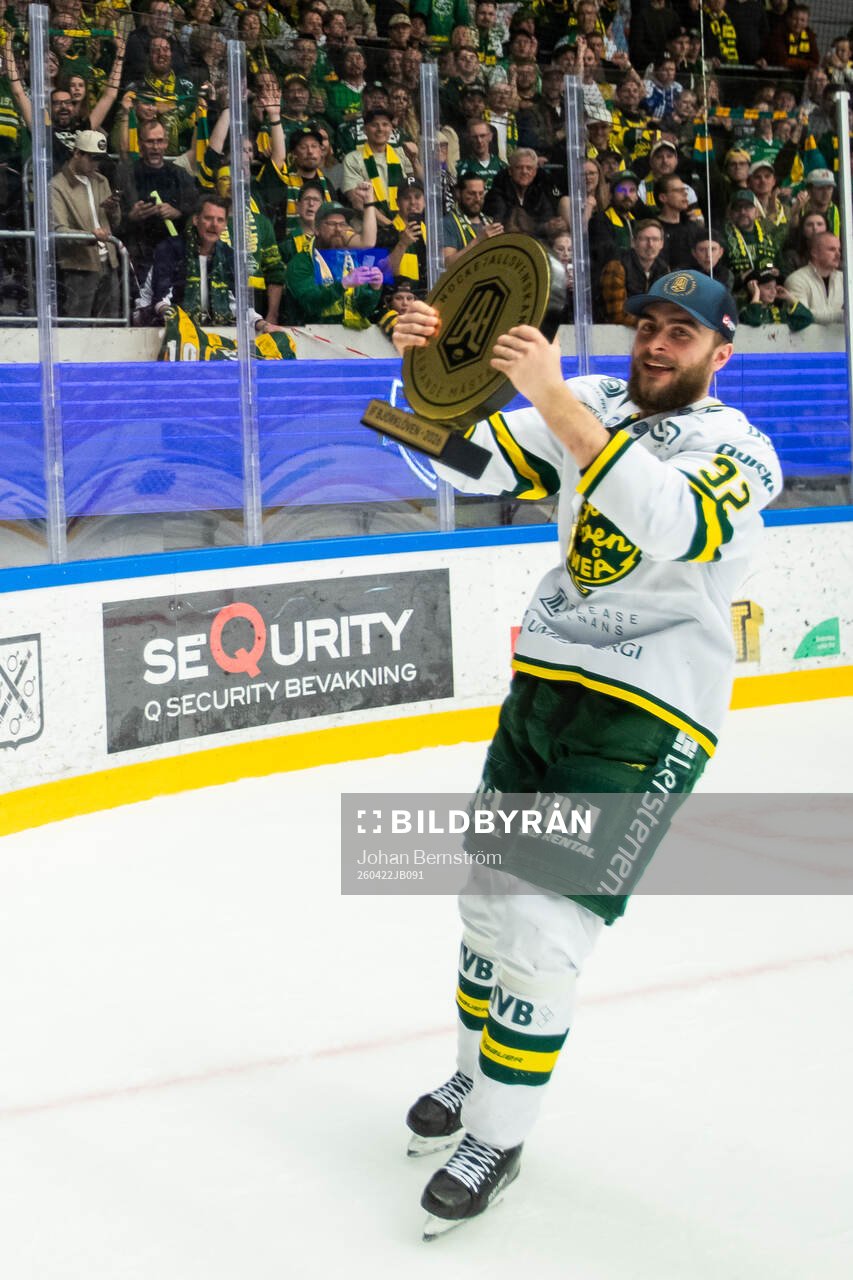Björklövens Jacob Olofsson jublar med pokalen
