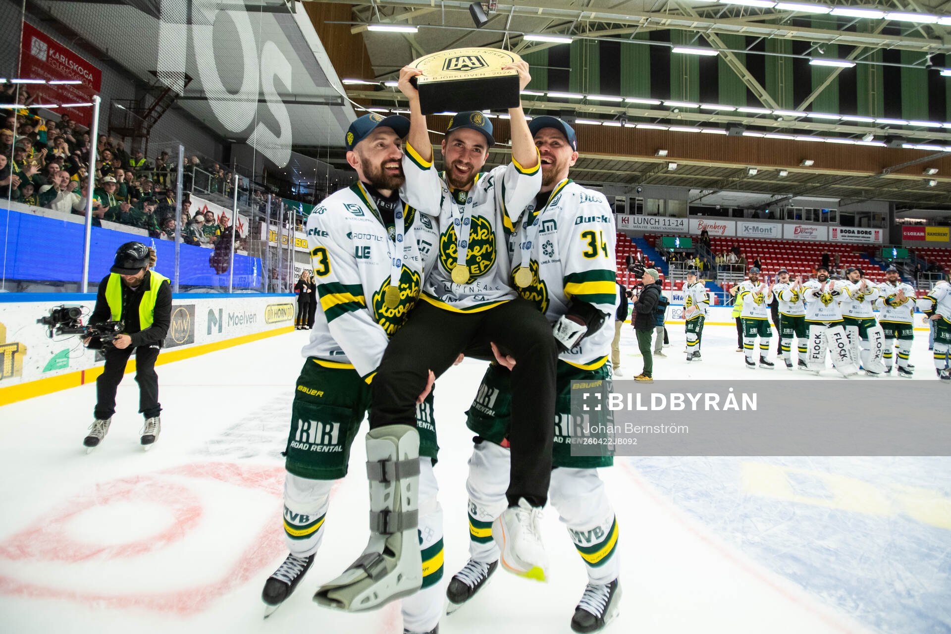 Björklövens Albin Lundin och Daniel Brodin jublar med