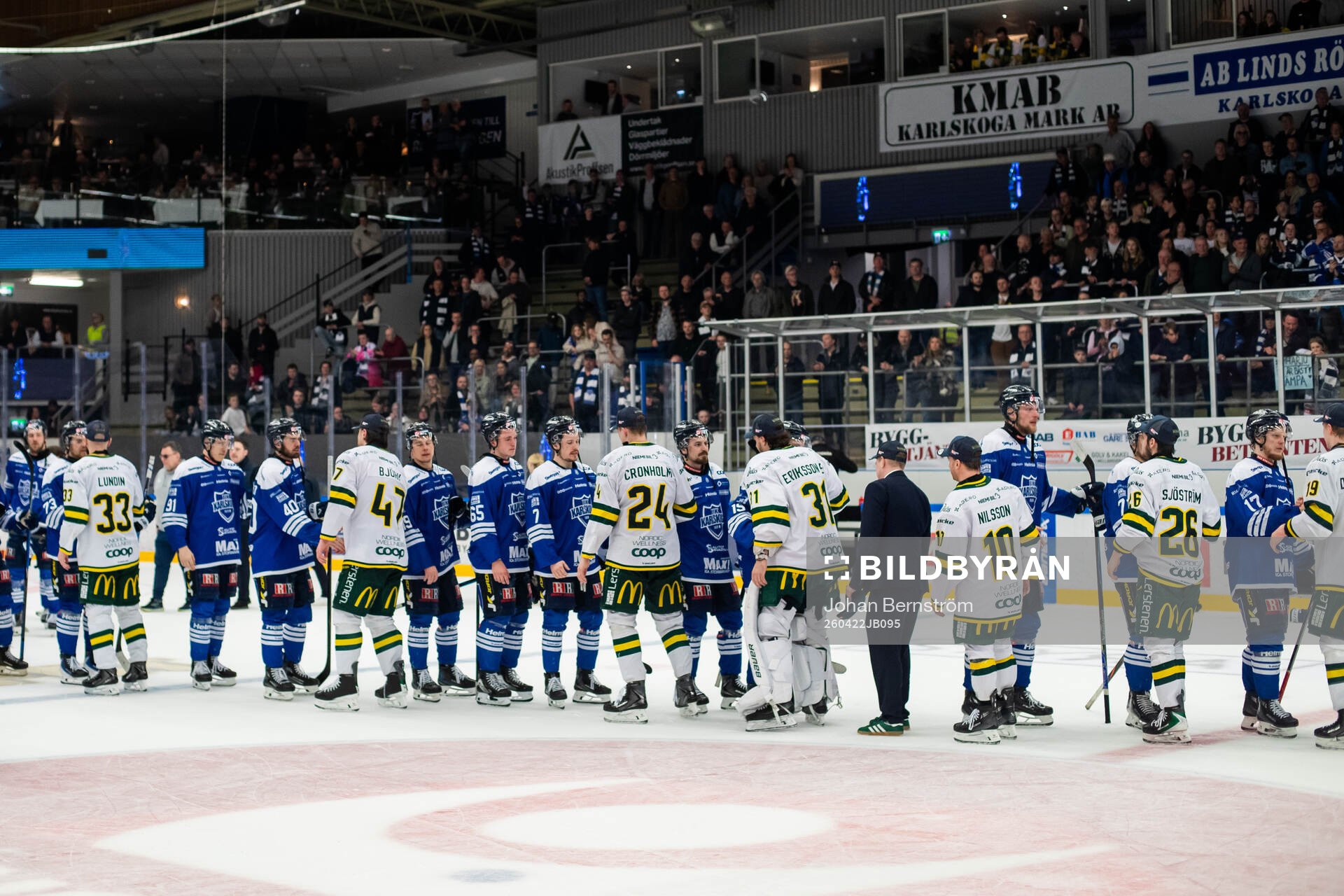 Björklövens och Karlskogas spelare tackar varandra