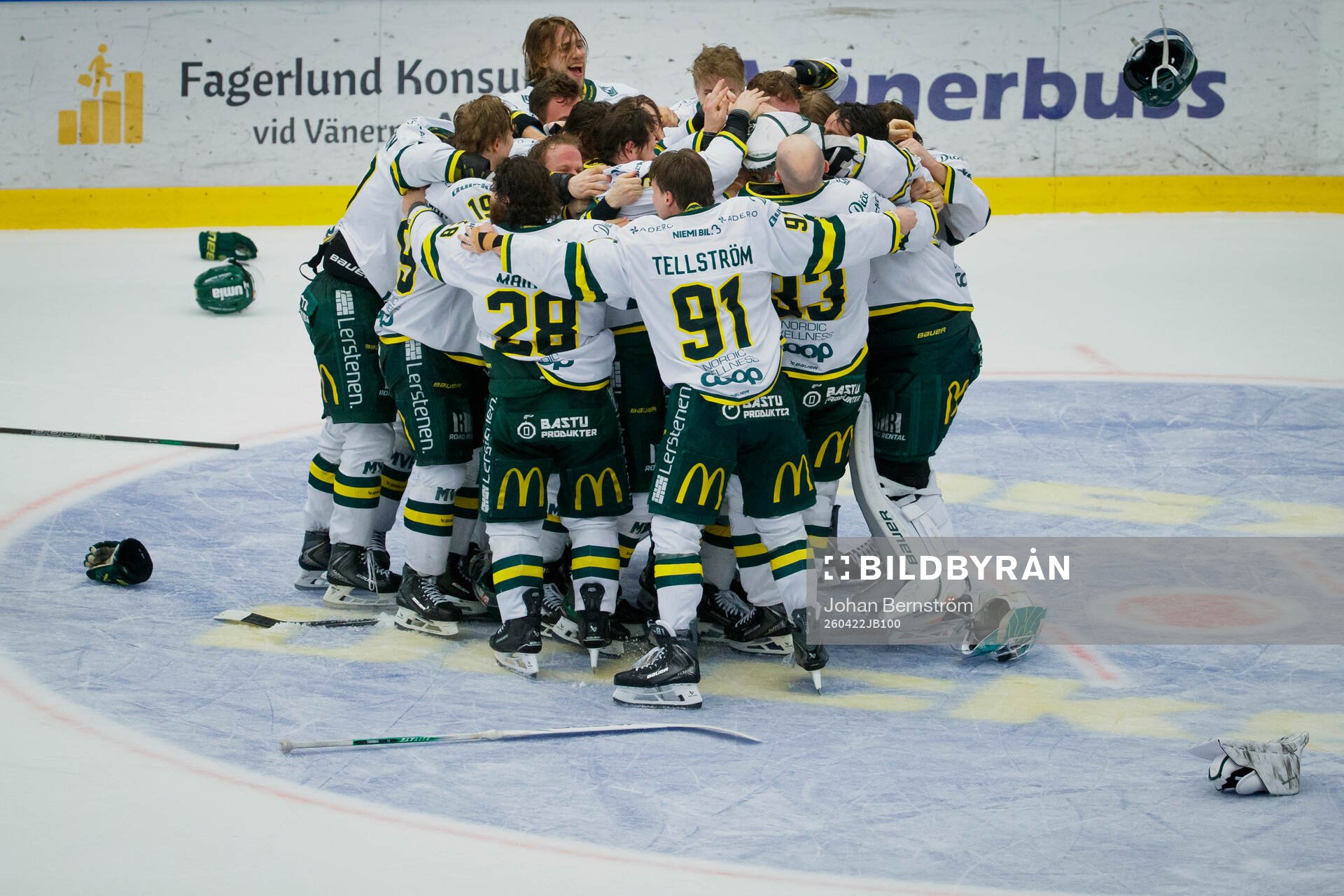 Björklövens spelare jublar