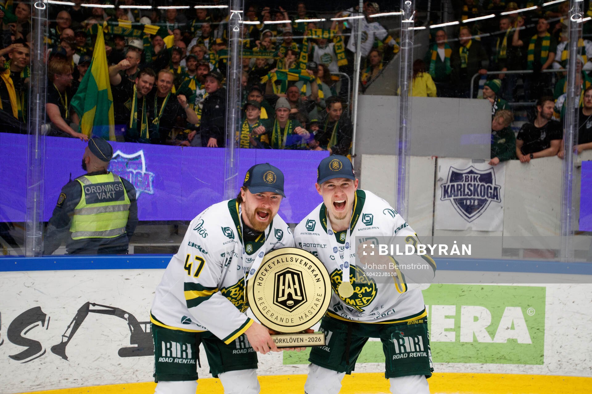 Björklövens Marcus Björk och Linus Cronholm jublar med