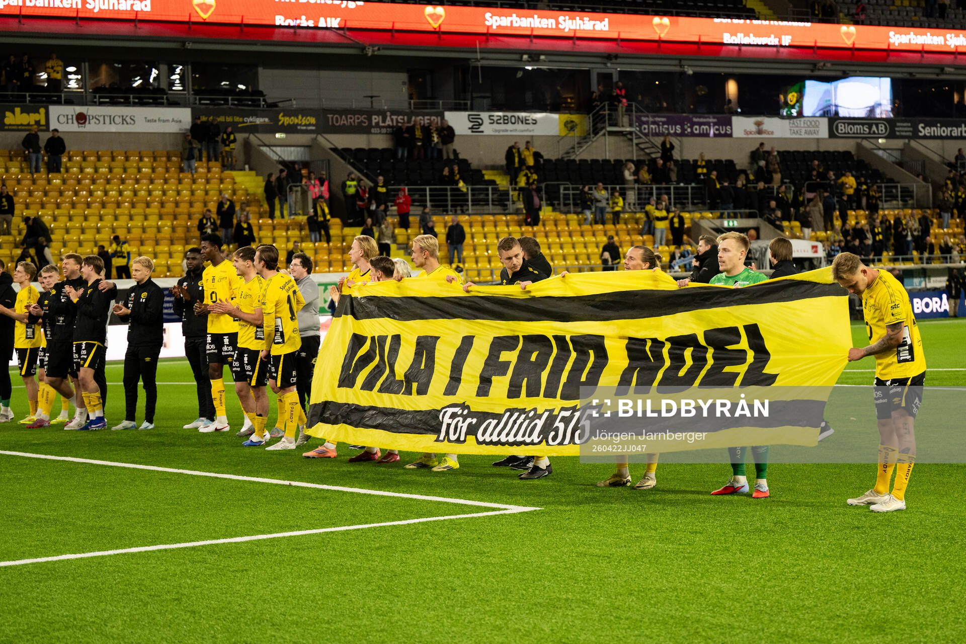 Elfsborgs spelare med en banderoll med texten ”vila i