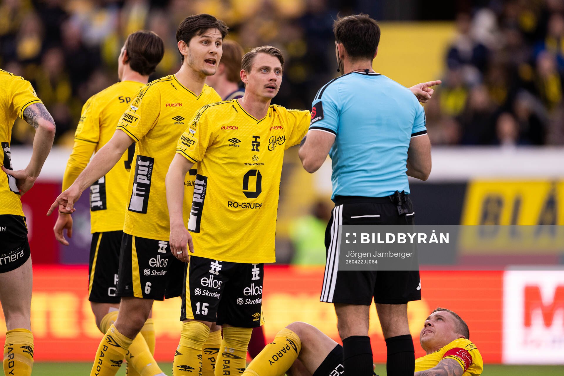 Elfsborgs Rasmus Wikström och Simon Hedlund diskuterar med