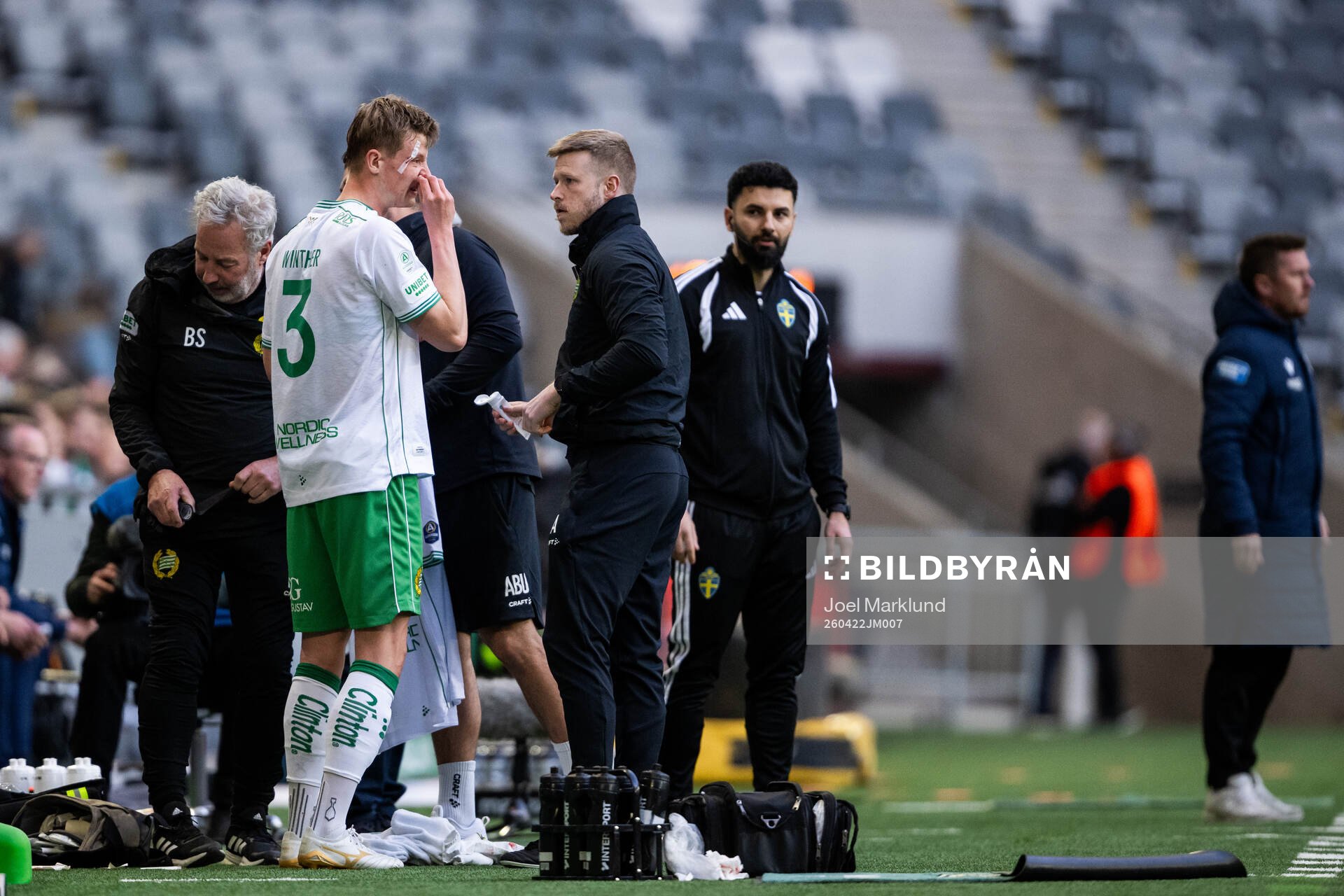 Hammarbys Frederik Winther tas om hand