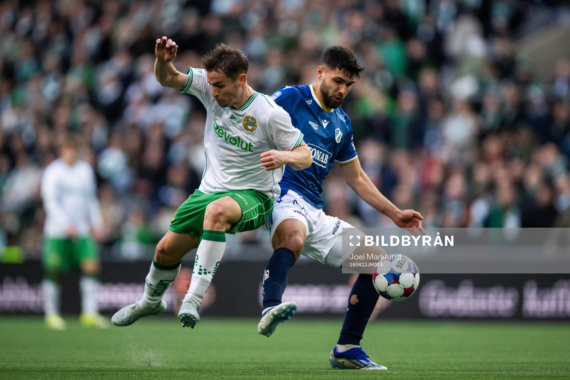 Hammarbys Oscar Johansson Schellhas och Halmstads Omar Faraj