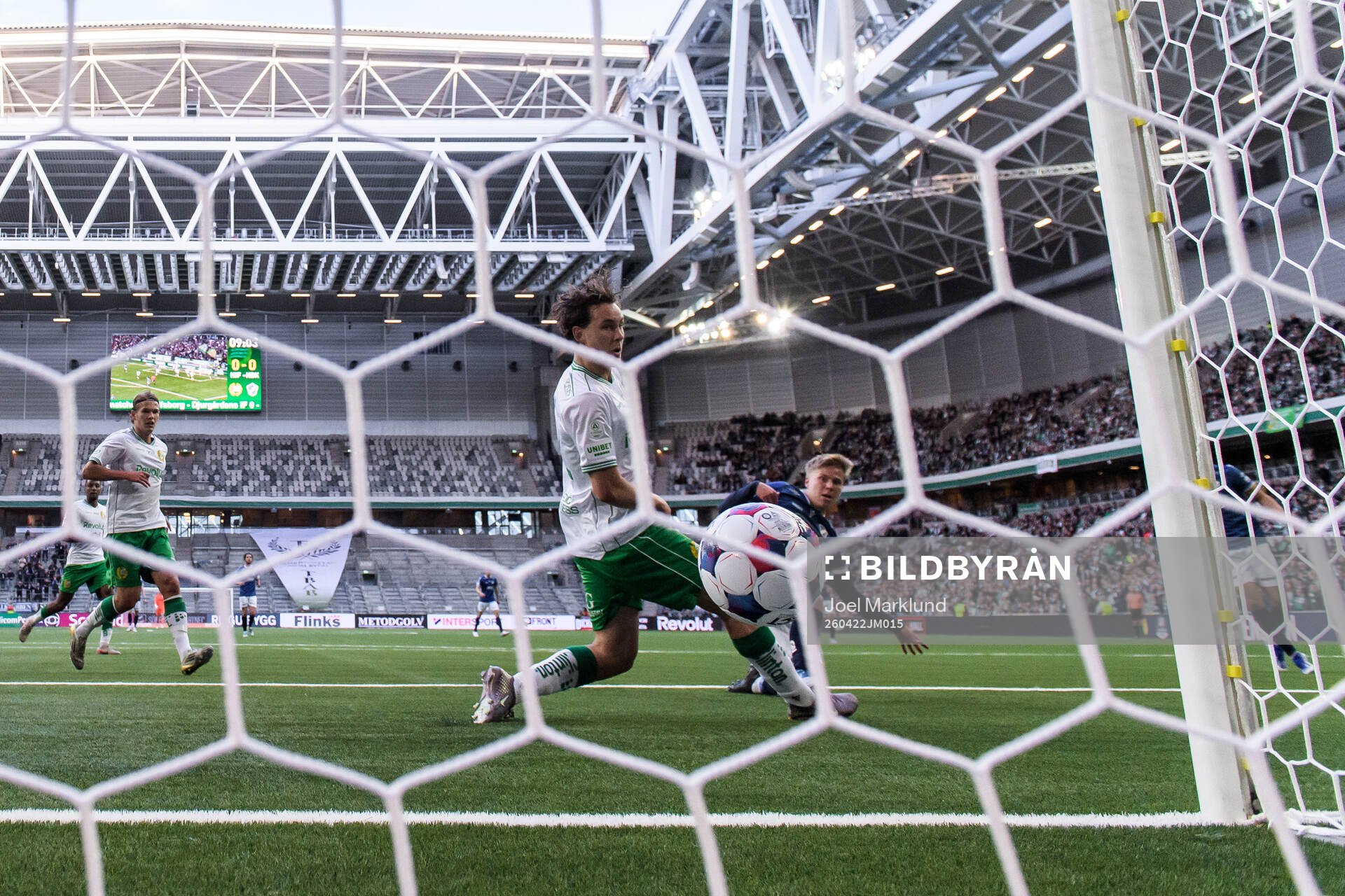 Hammarbys Hampus Skoglund ser Halmstads Otso Liimatta göra