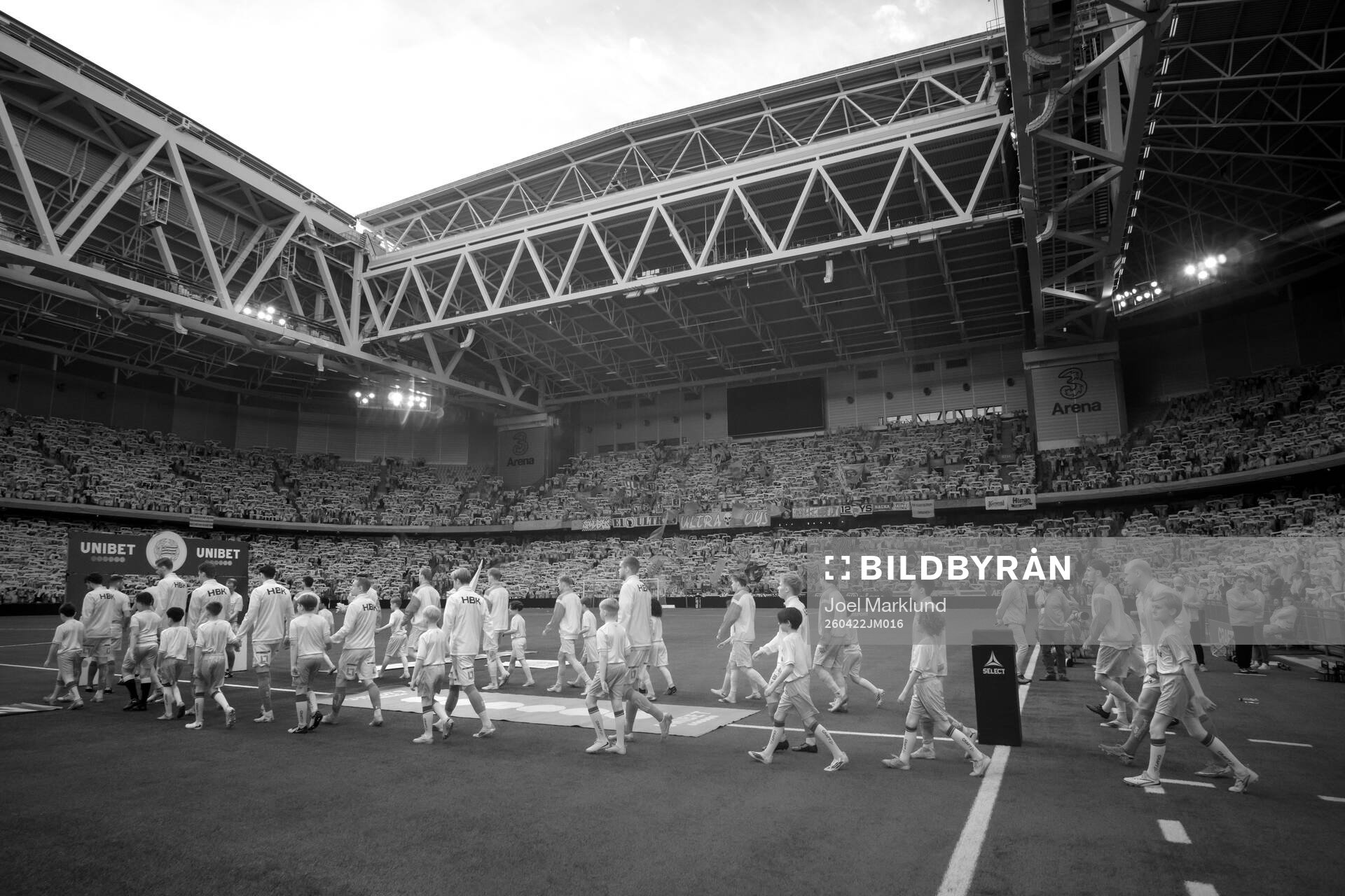 Halmstads och Hammarbys spelare gör entré till