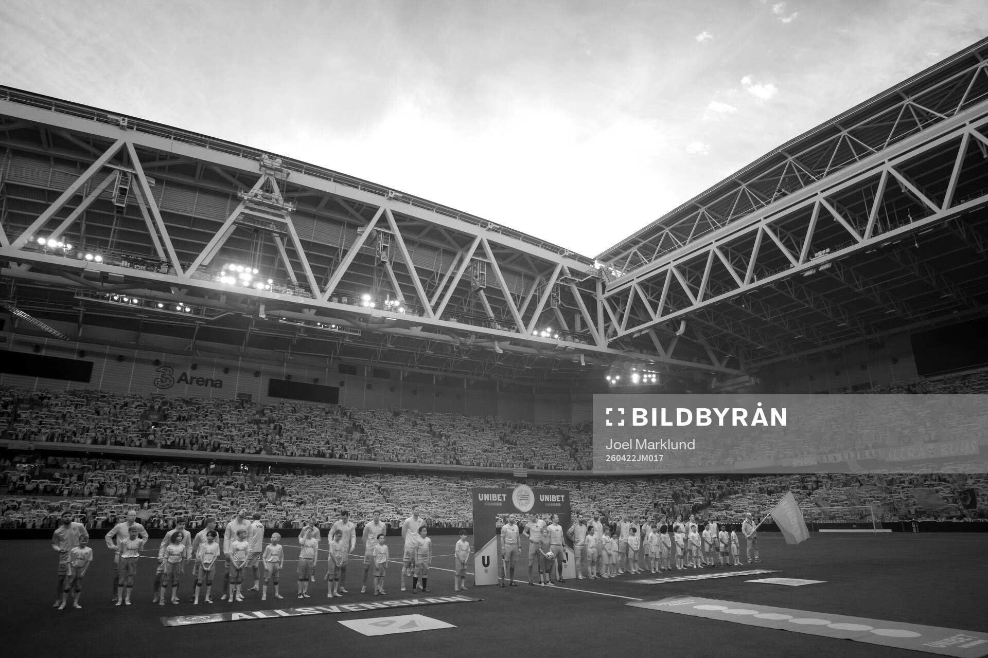 Halmstads och Hammarbys spelare står uppställda