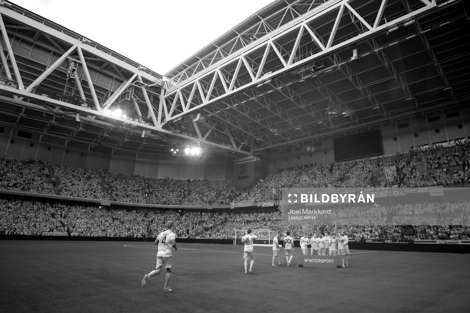 Hammarbys spelare på väg att ställa upp sig för en