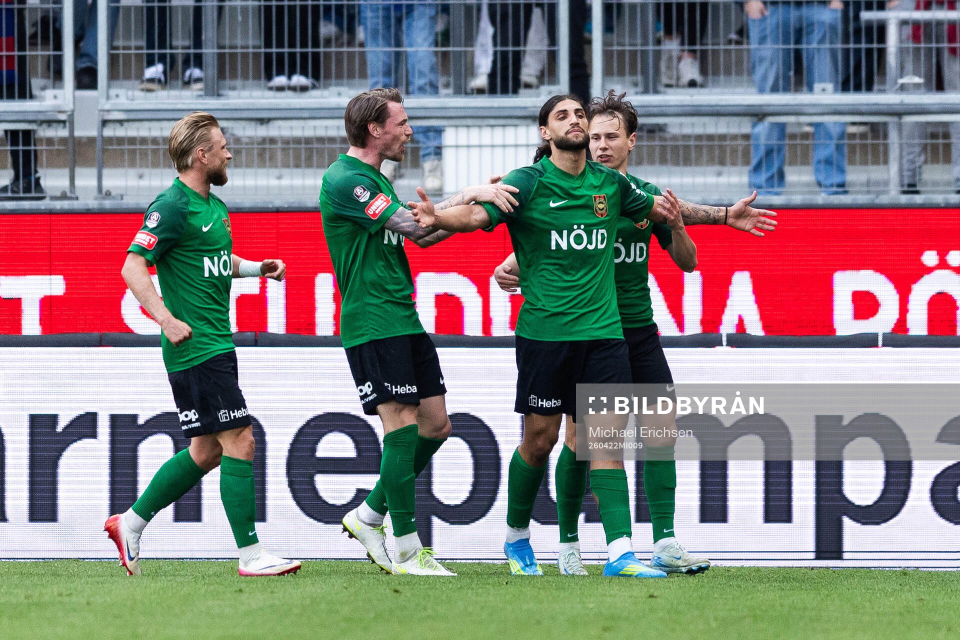 Brommapojkarnas David Isso jublar med lagkamrater
