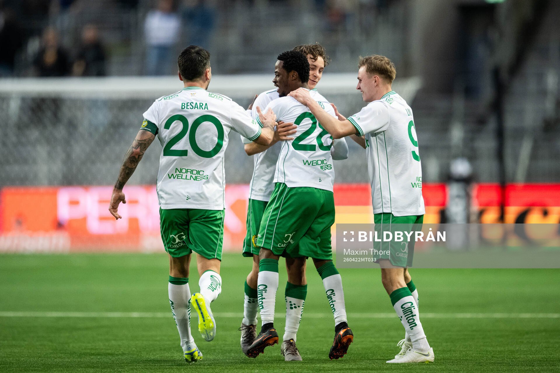Hammarbys Frank Junior Adjei jublar med lagkamrater