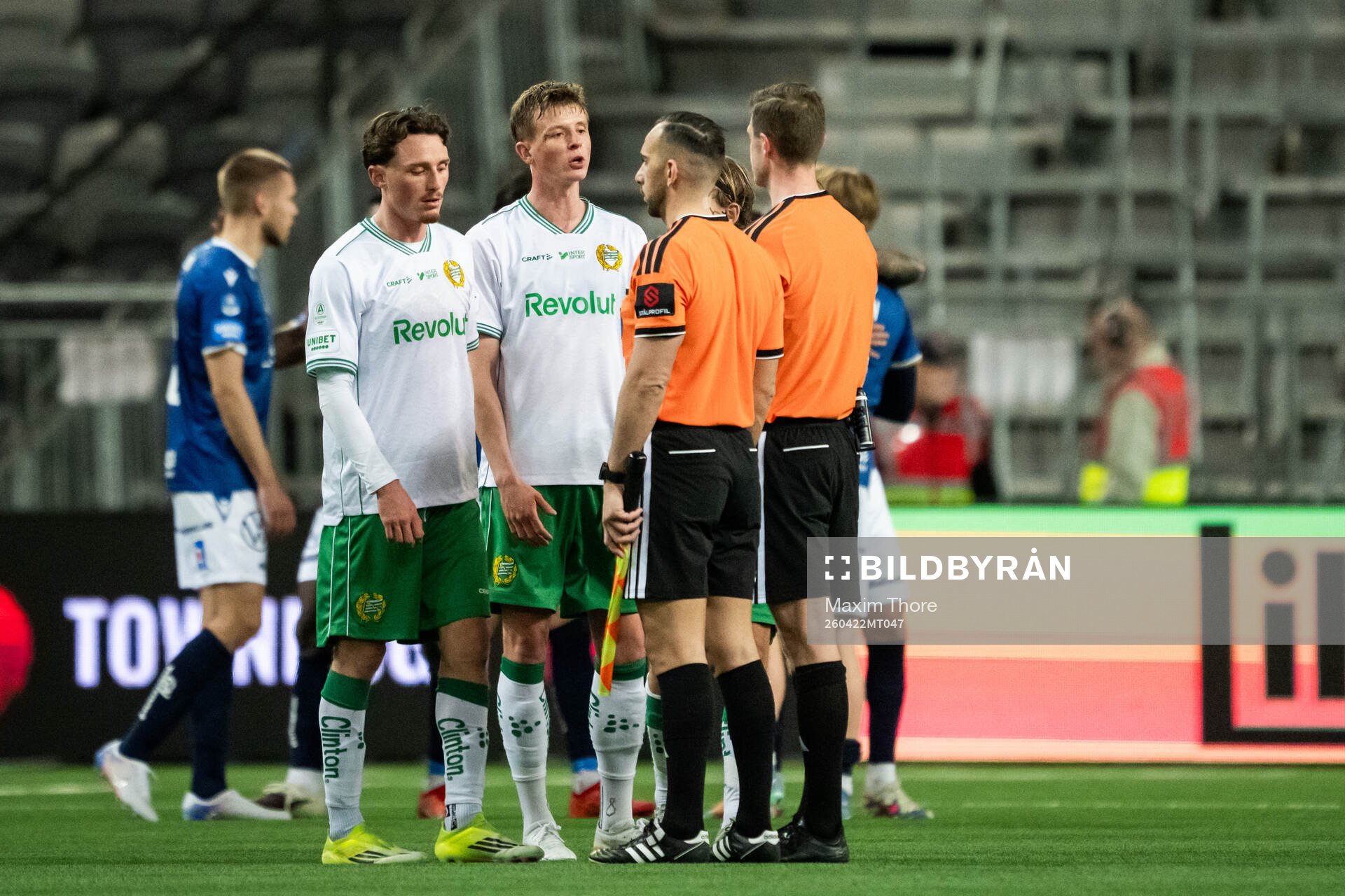 Hammarbys spelare diskuterar med domare Erik Mattsson