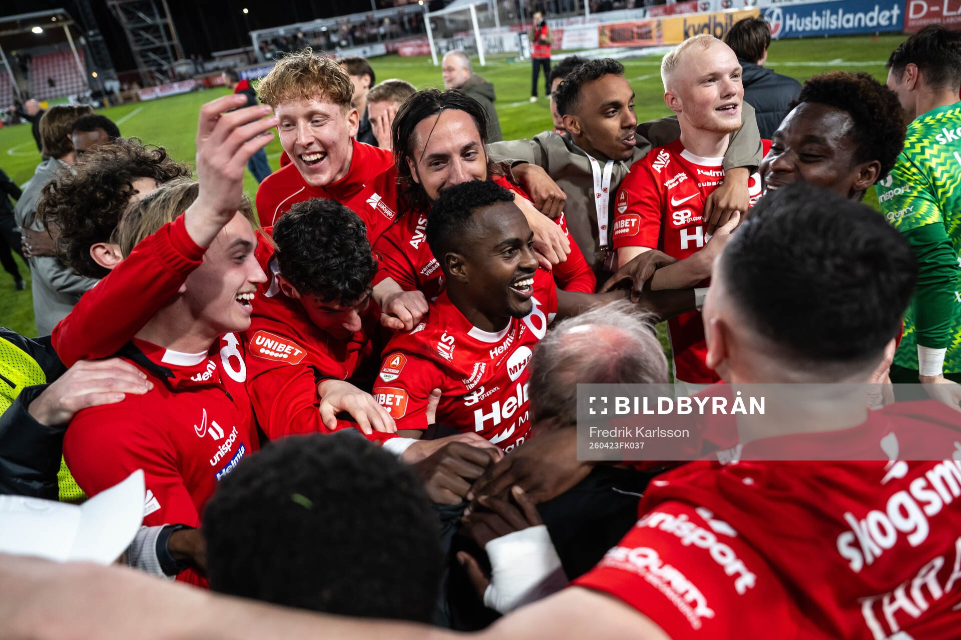 Degerfors Nahom Netabay jublar med lagkamrater