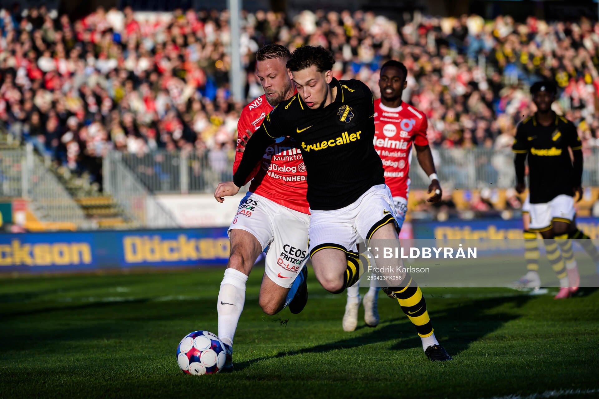 Degerfors Daniel Sundgren  och AIKs Victor Goncalves