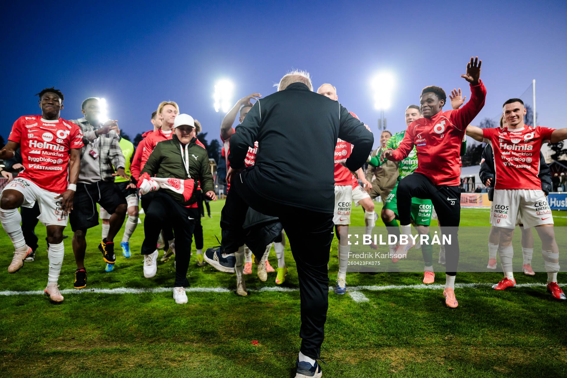 lagledare Stig Stisse Ekman gör sin dans med spelarna