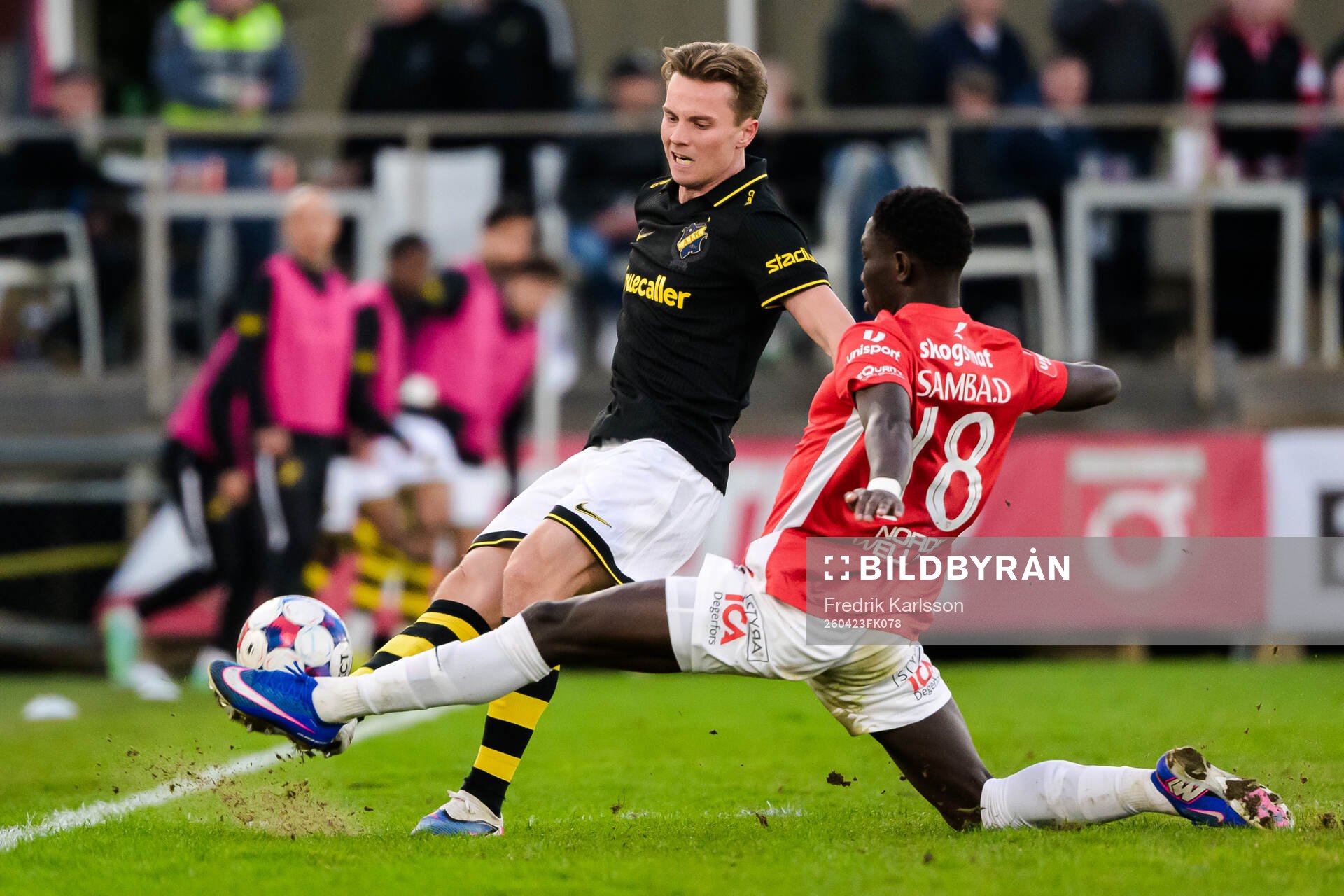 AIKs Johan Hove och Degerfors Samba Diatara