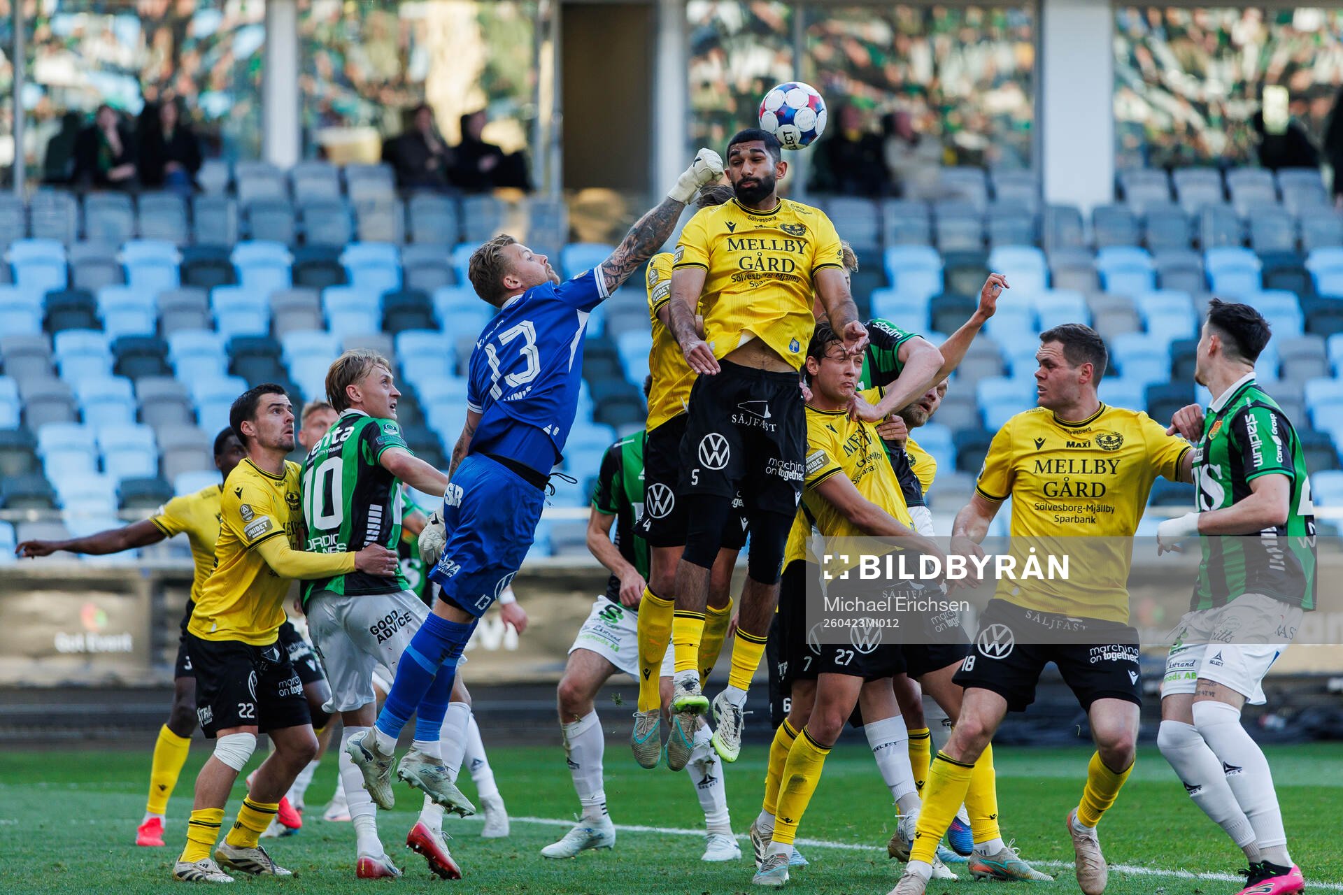 Mjällbys målvakt Robin Wallinder och Abdullah Iqbal