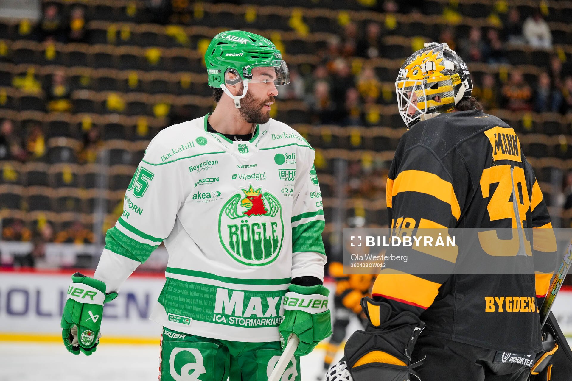 Rögles Mark Friedman och Skellefteås målvakt Strauss Mann
