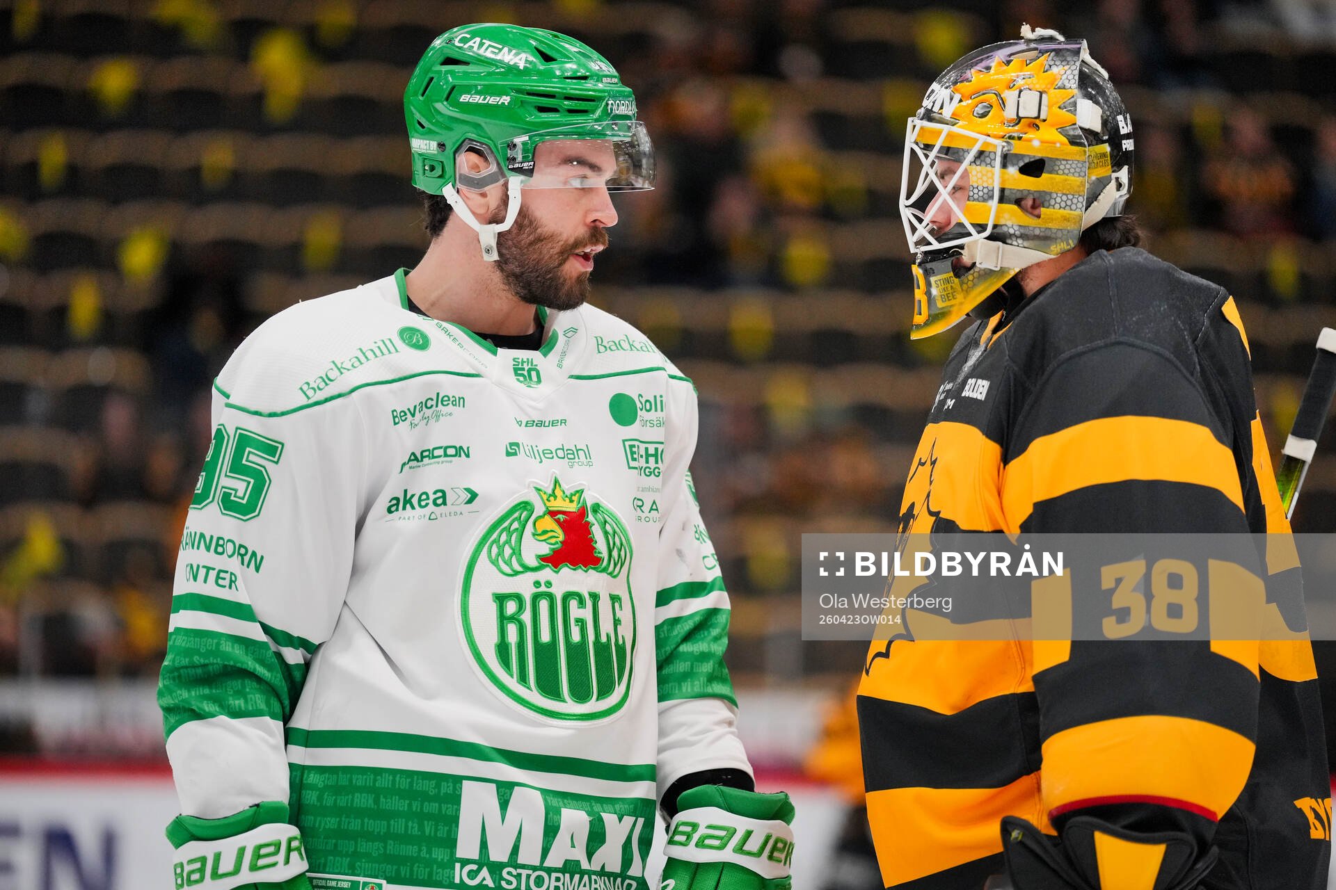 Rögles Mark Friedman och Skellefteås målvakt Strauss Mann