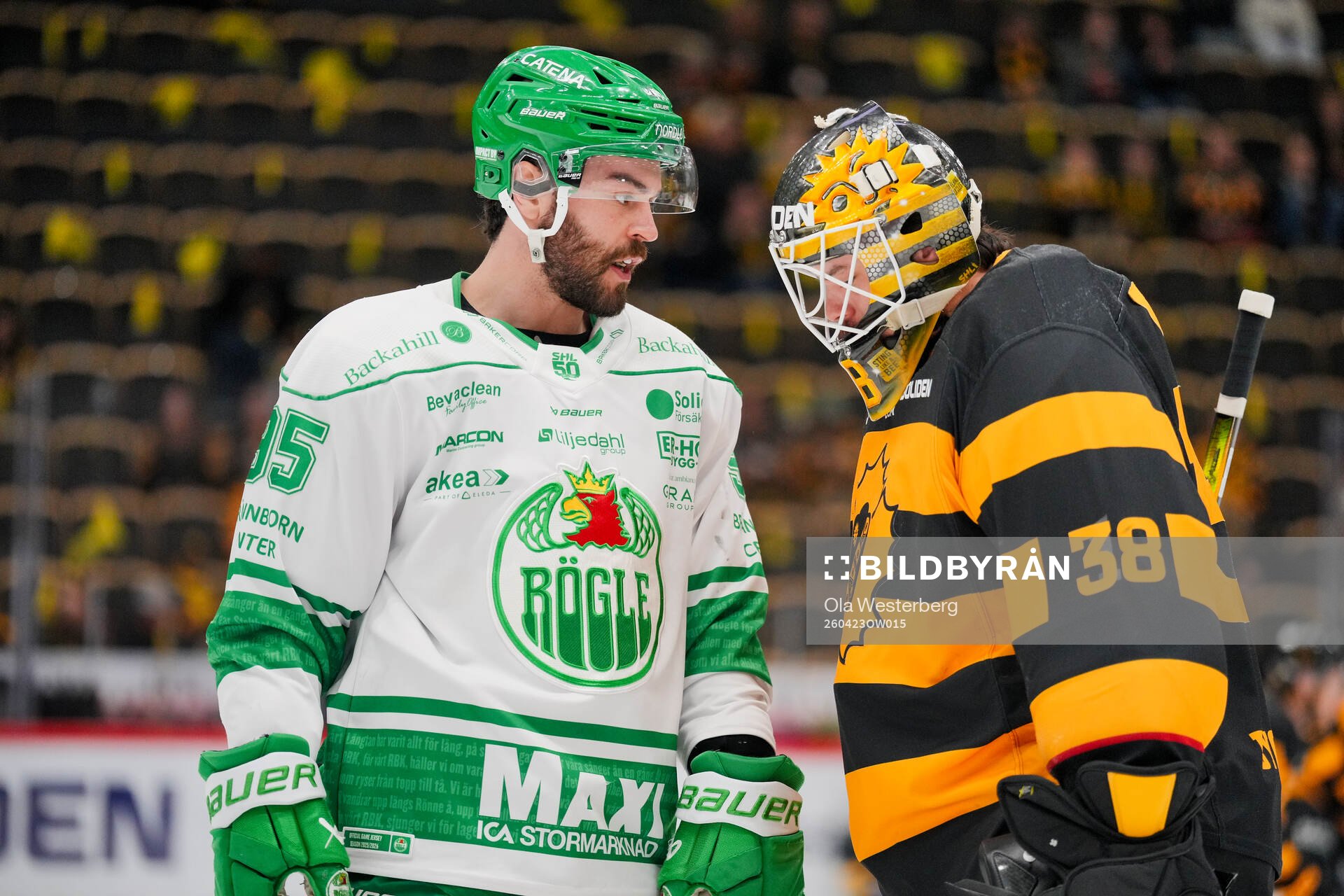 Rögles Mark Friedman och Skellefteås målvakt Strauss Mann