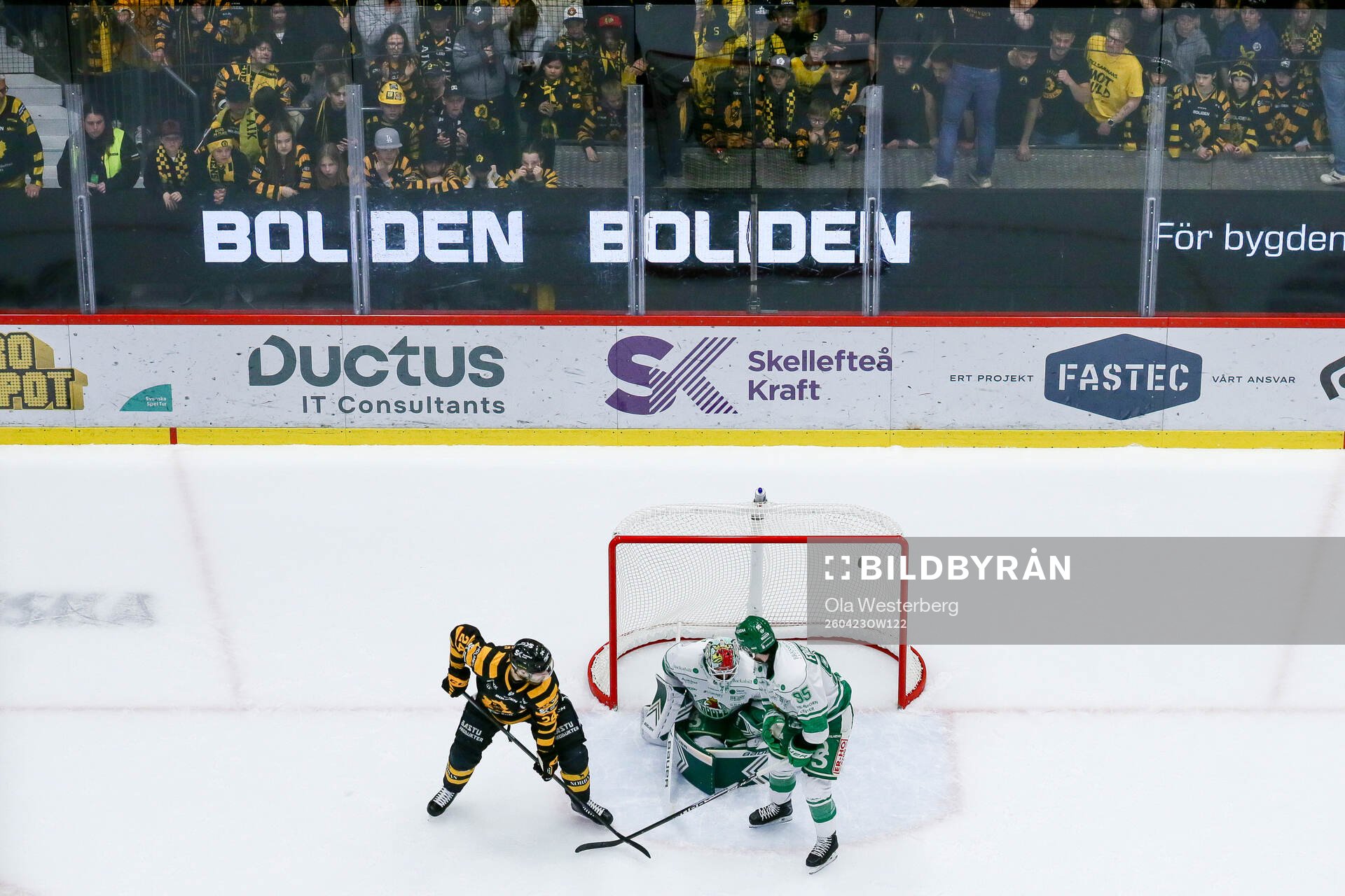 Skellefteås Oscar Lindberg och Rögles målvakt Arvid Holm