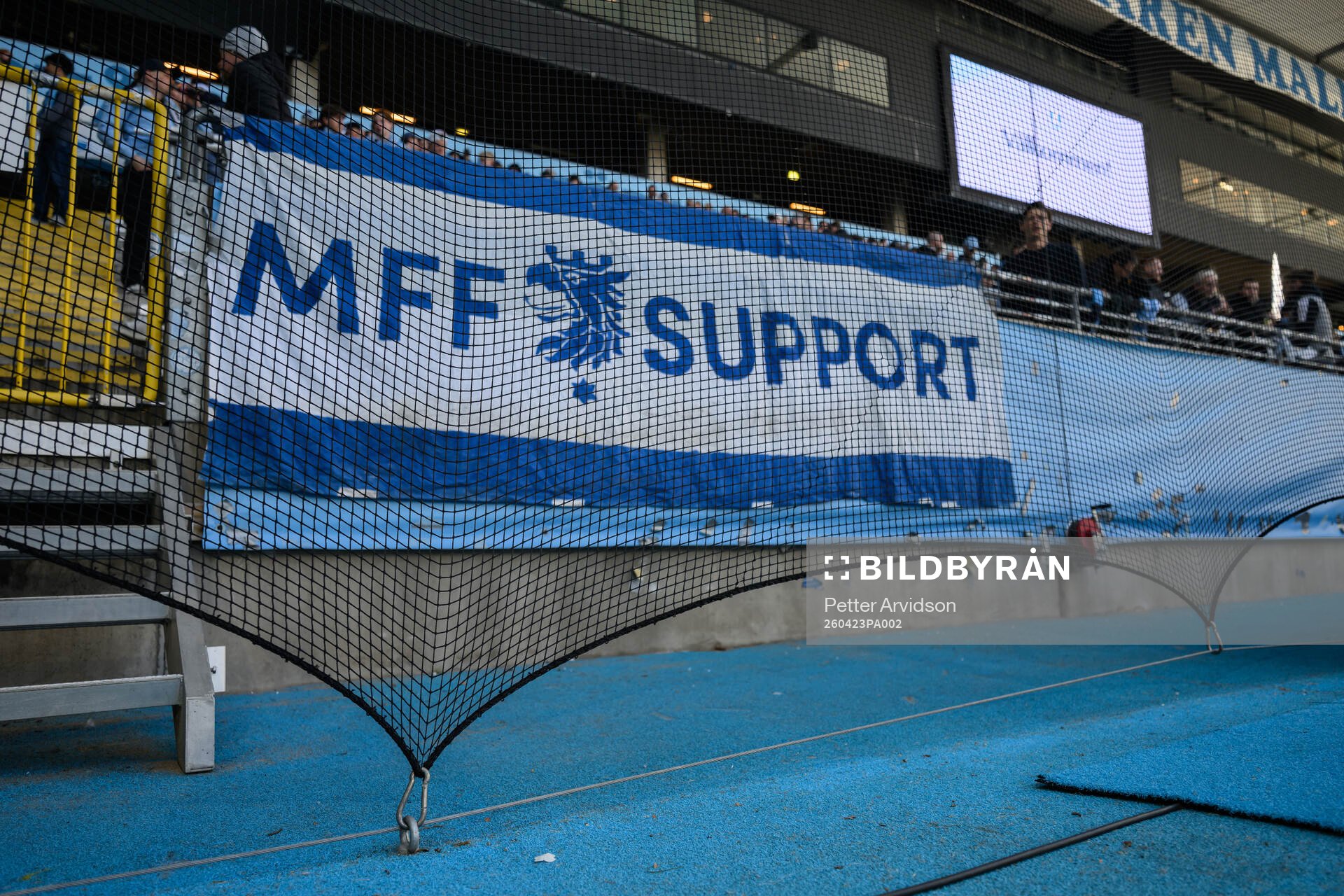 Säkerhetsnät framför Malmö FFs klack