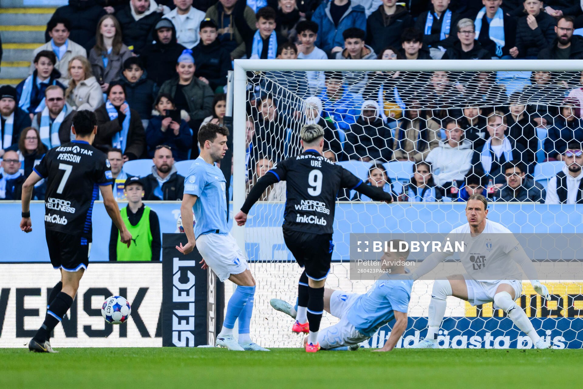 Sirius Robbie Ure mot Malmö FFs målvakt Johan Dahlin