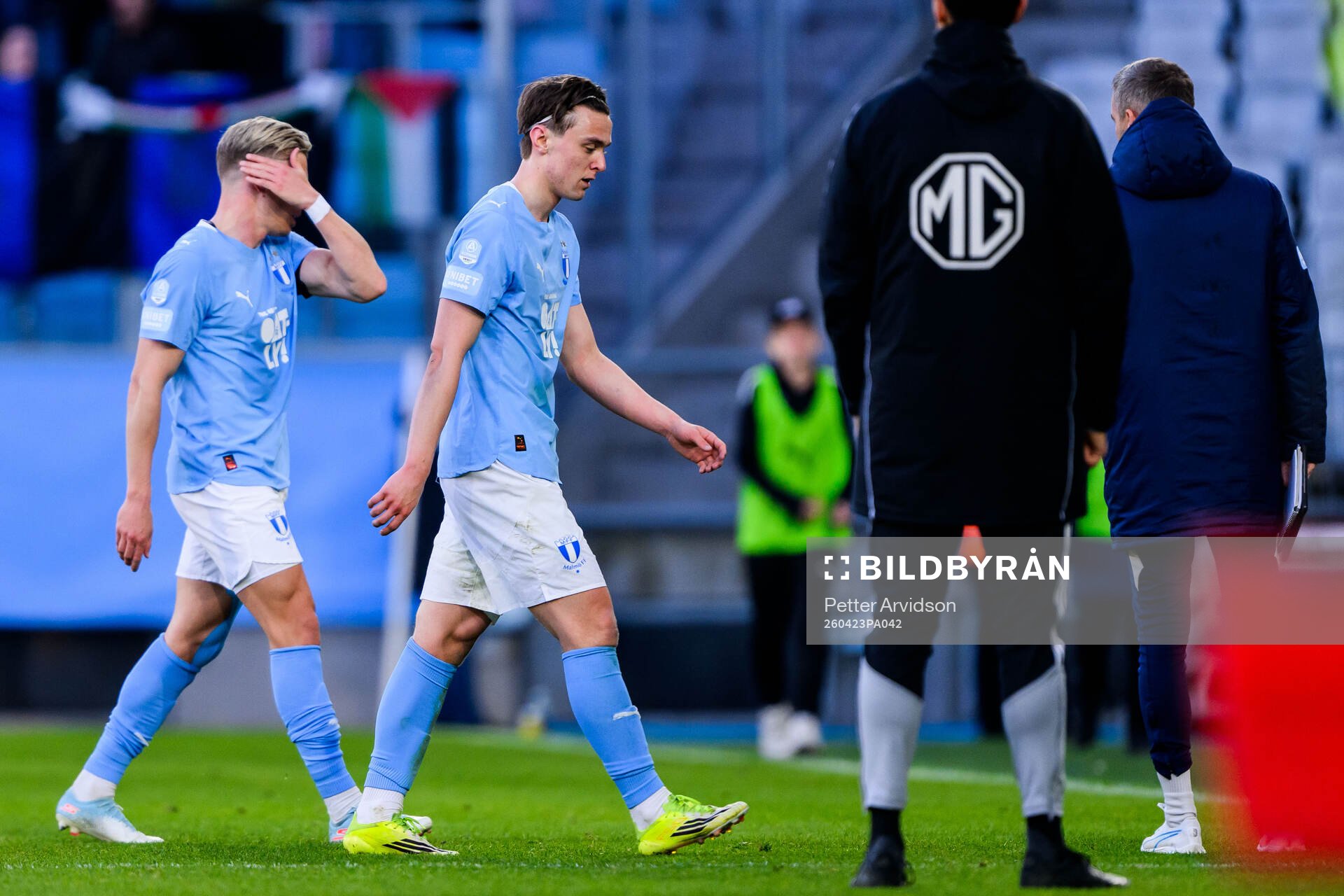 Malmö FFs Jens Stryger Larsen och Oscar Sjöstrand deppar