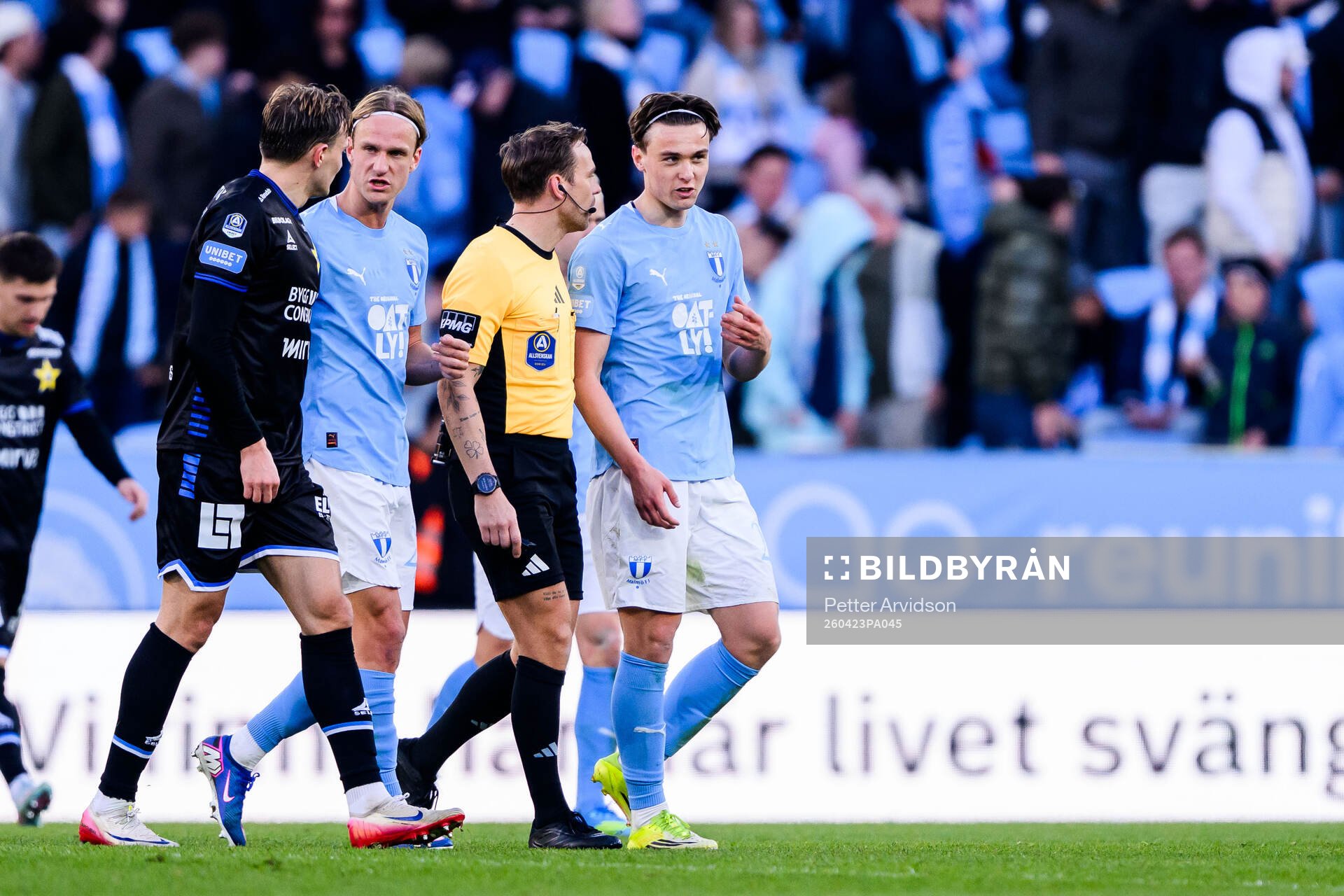 Domare Kristoffer Karlsson och Malmö FFs Oscar Sjöstrand