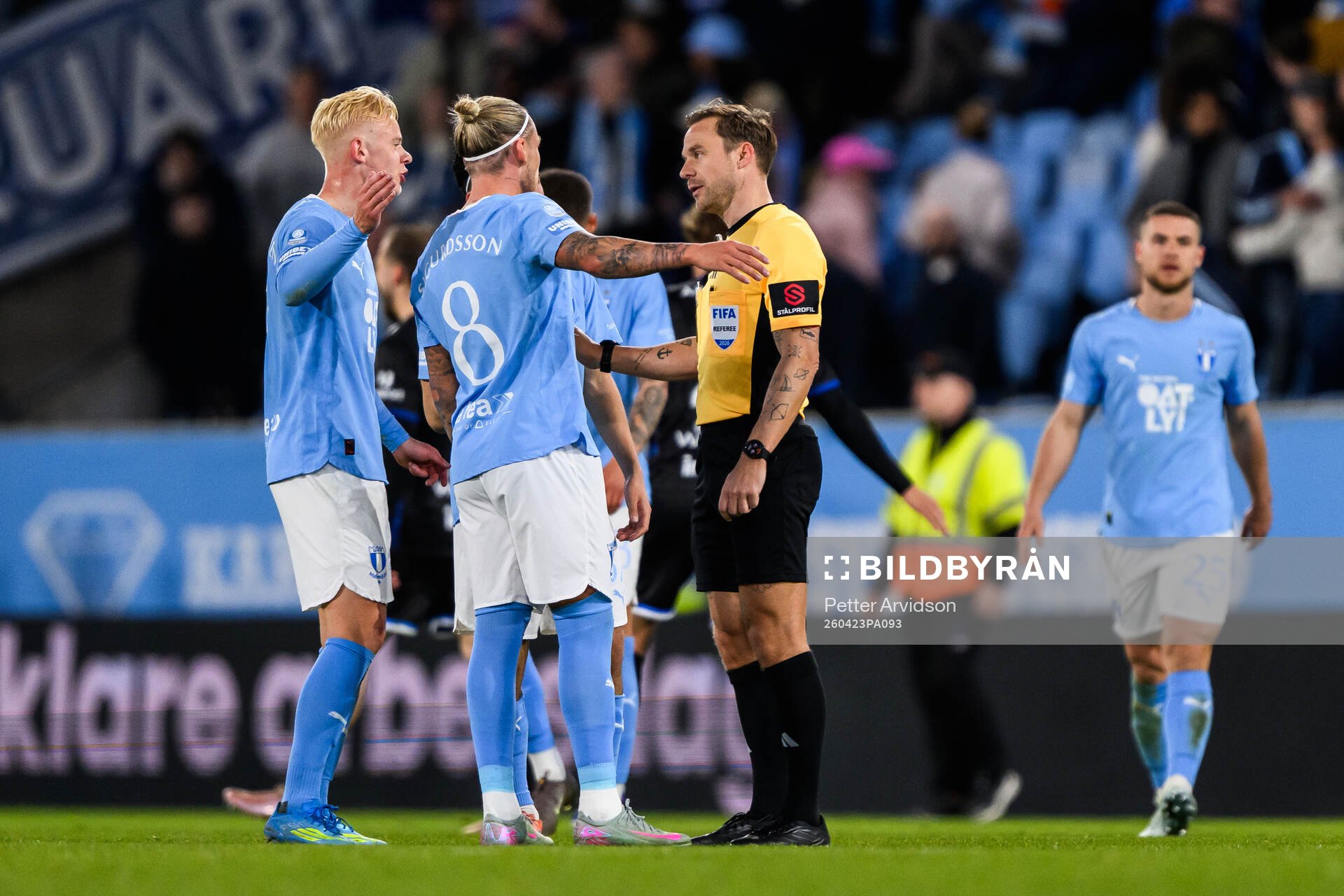 Malmö FFs Otto Rosengren och Arnor Sigurdsson i samtal med