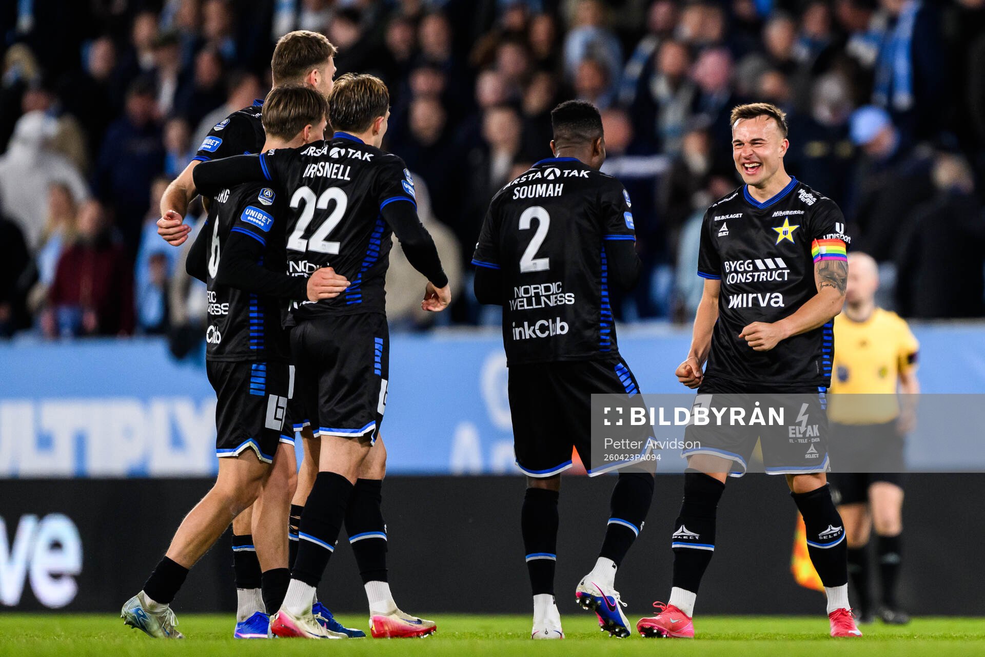 Sirius Henrik Rönnlöf Castegren och Mohamed Soumah jublar