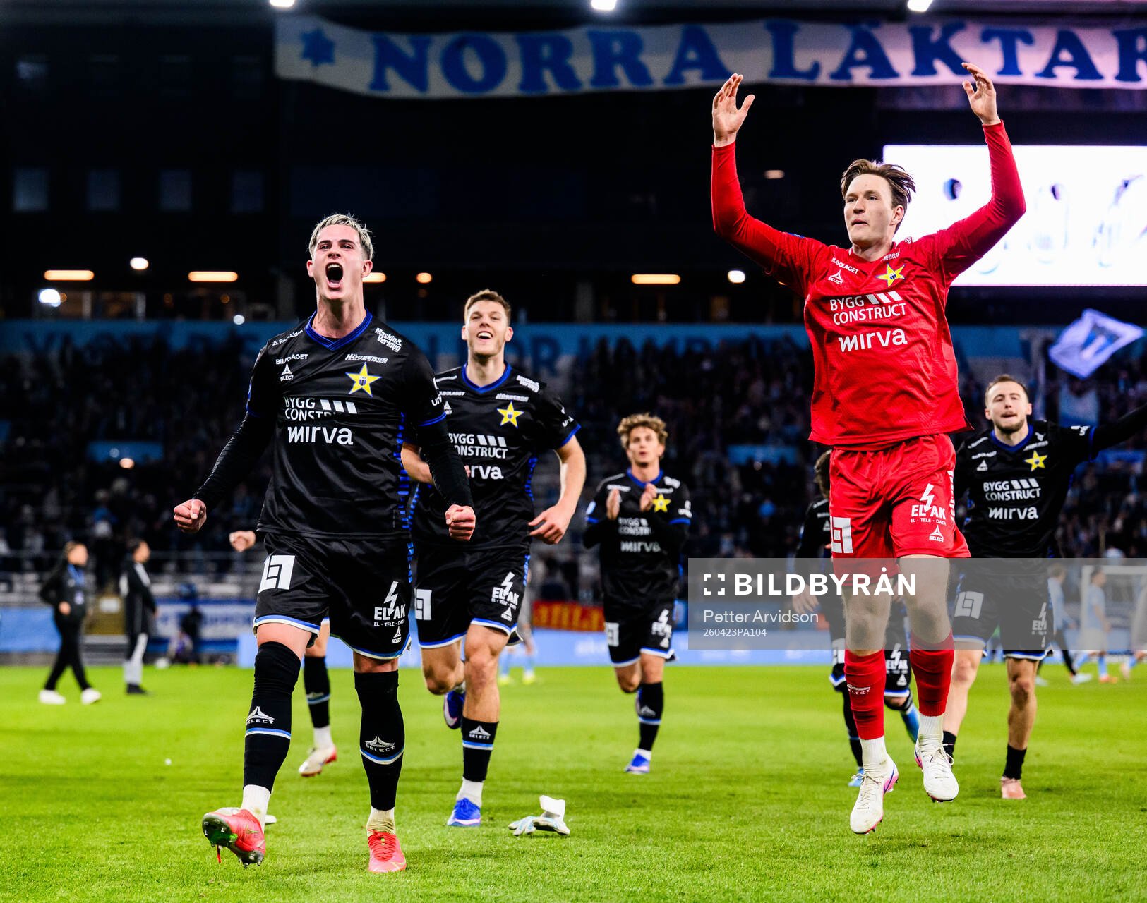 Sirius Robbie Ure och målvakt David Celic jublar